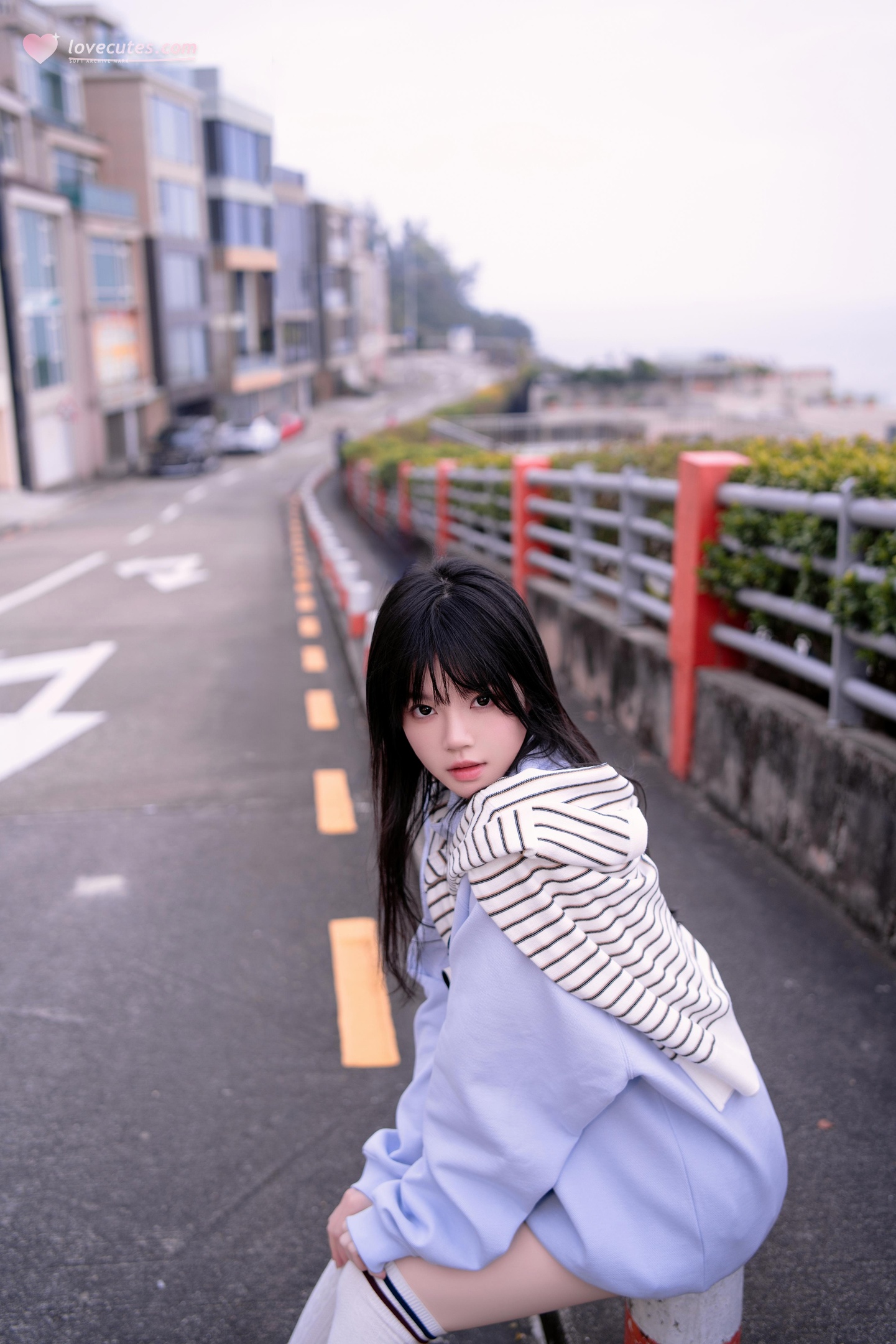 [寫真] 櫻桃喵 - 藍：海邊街拍藍色衛衣 白襪美腿清純寫真 20P