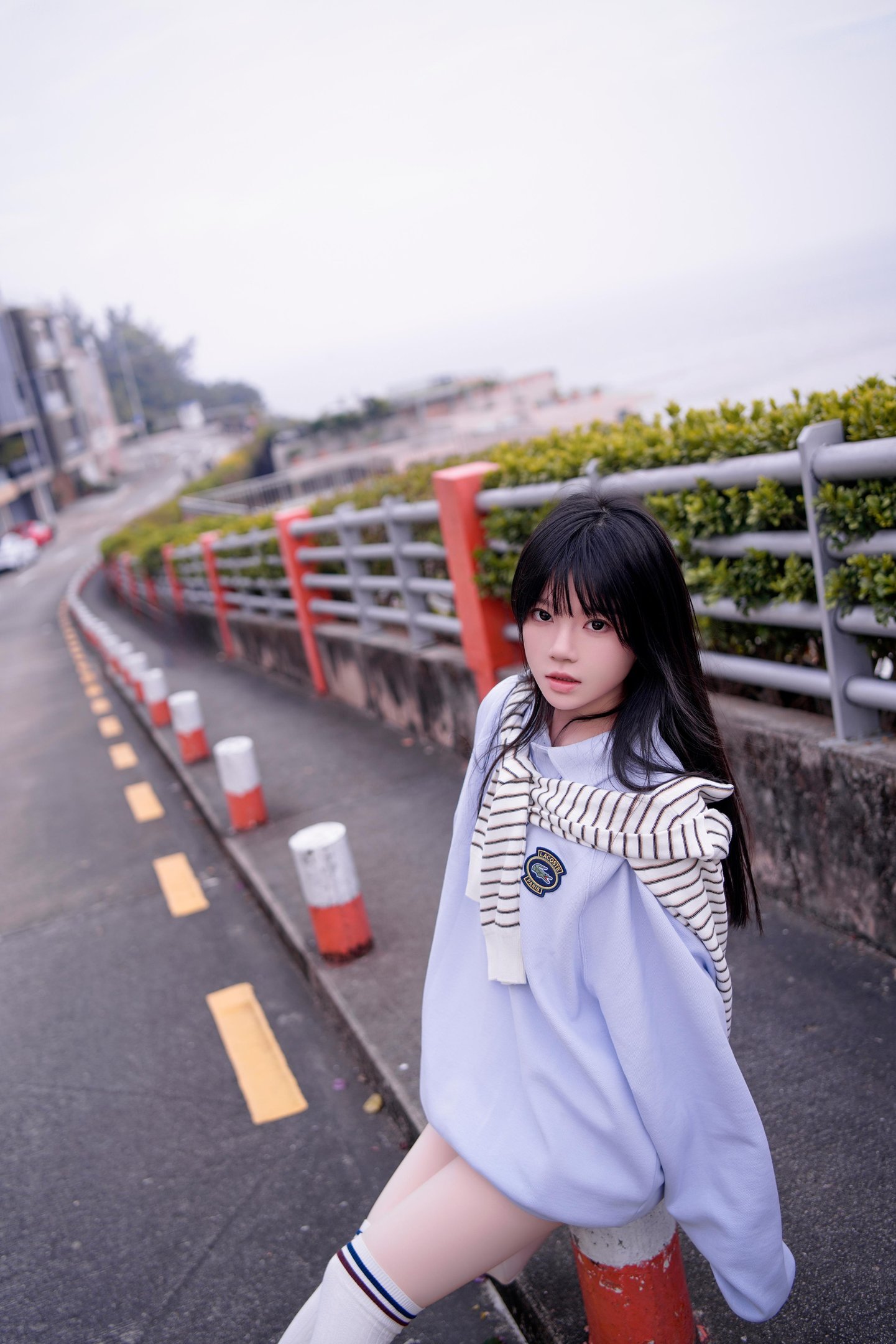 [寫真] 櫻桃喵 - 藍：海邊街拍藍色衛衣 白襪美腿清純寫真 20P