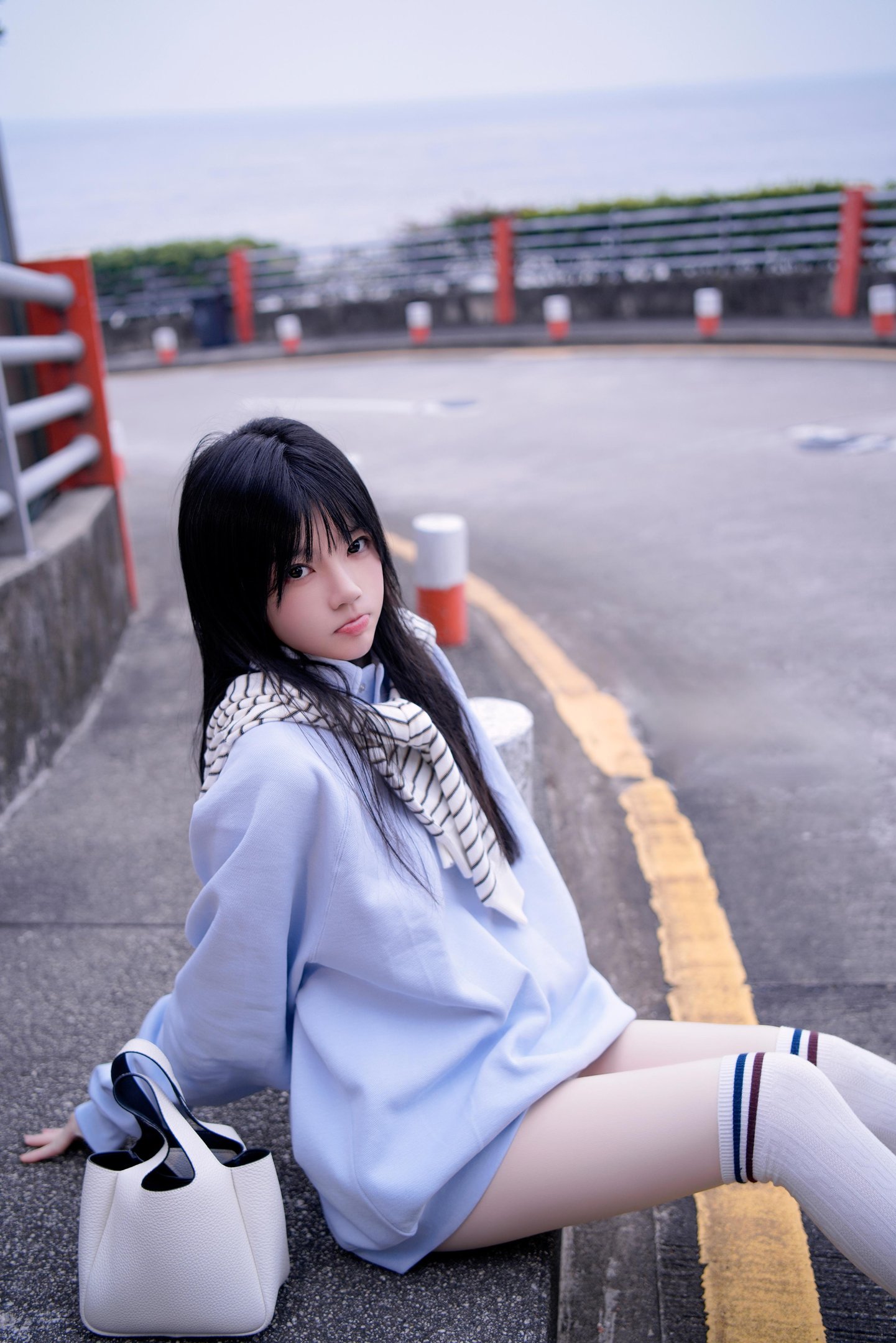 [寫真] 櫻桃喵 - 藍：海邊街拍藍色衛衣 白襪美腿清純寫真 20P