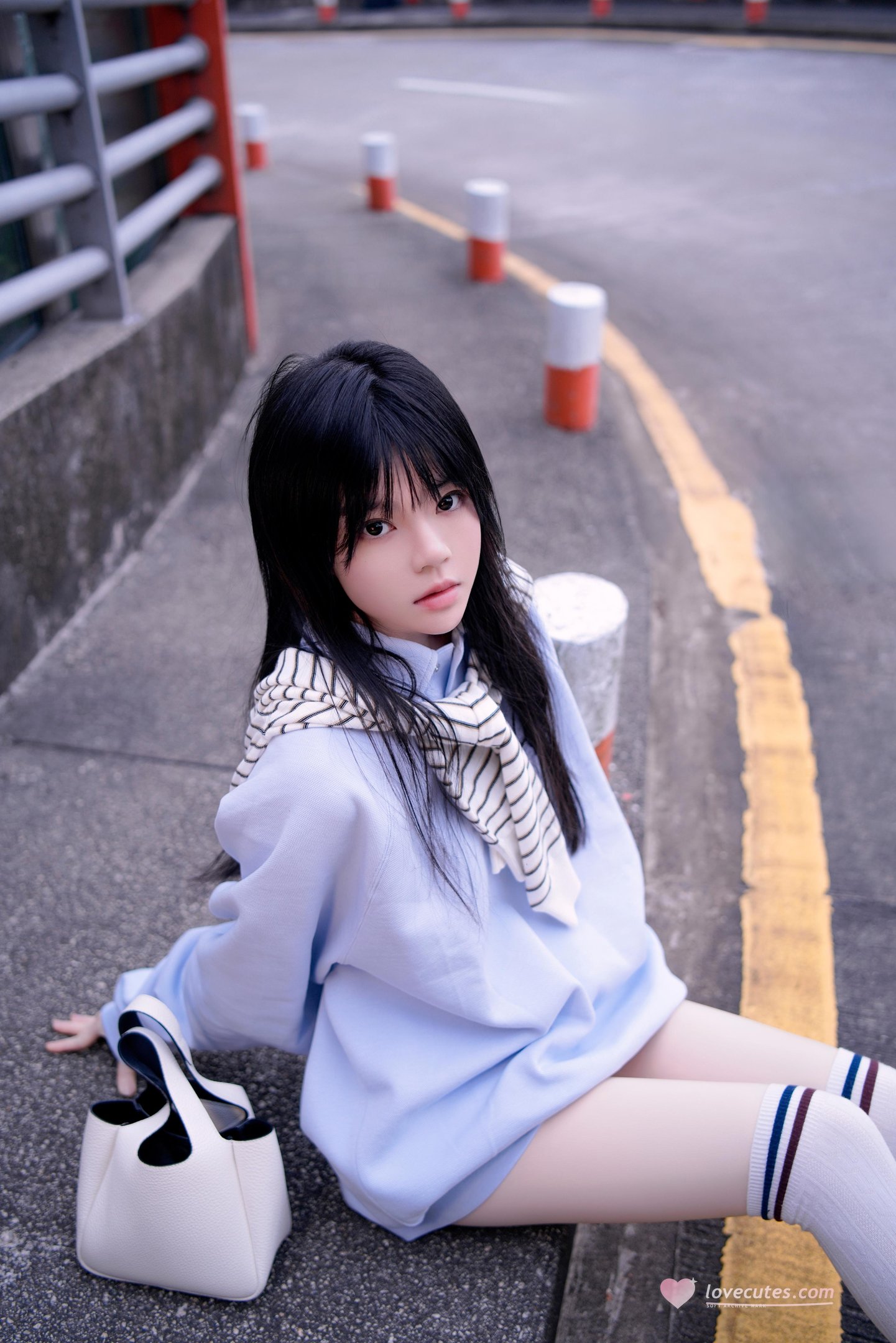 [寫真] 櫻桃喵 - 藍：海邊街拍藍色衛衣 白襪美腿清純寫真 20P