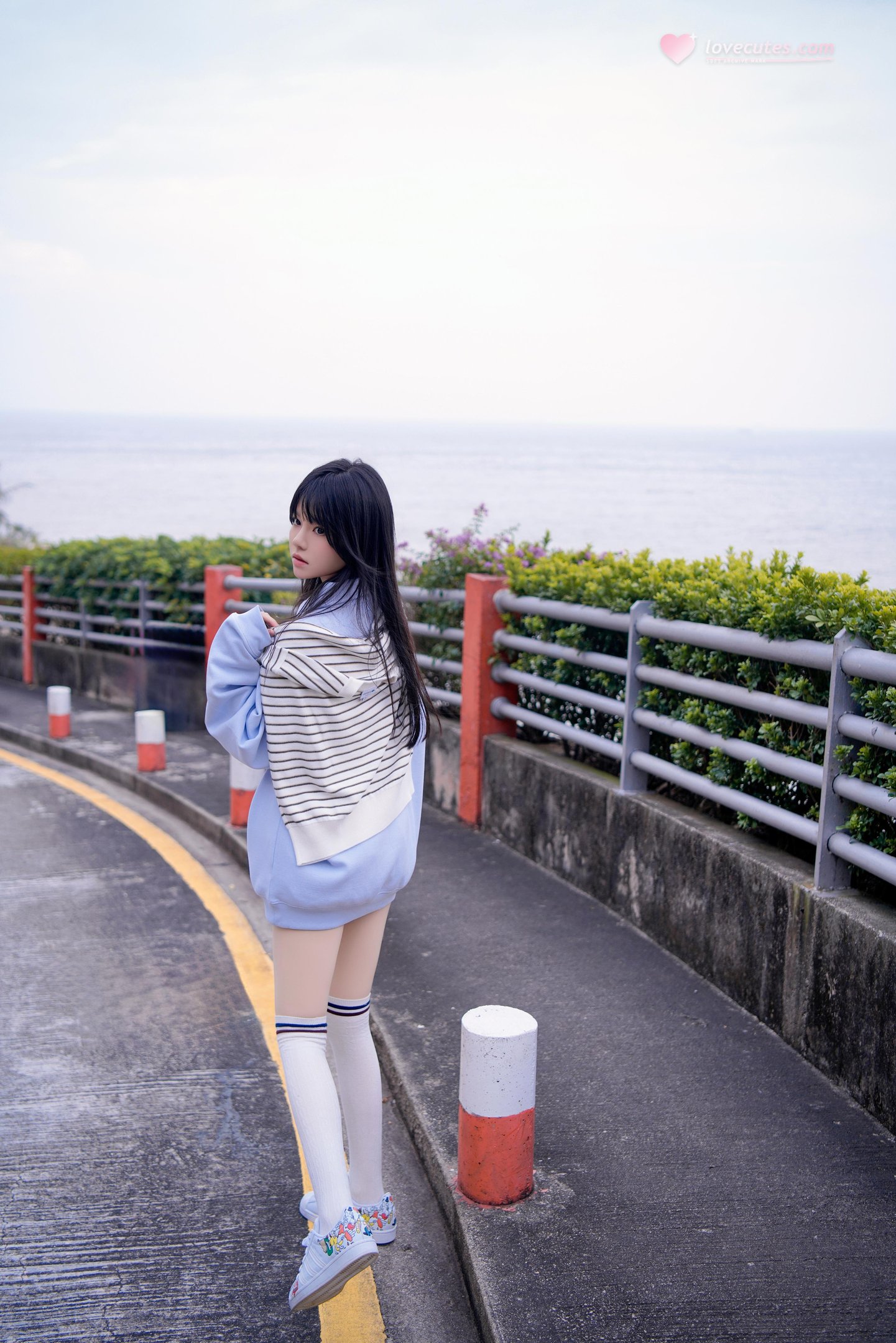 [寫真] 櫻桃喵 - 藍：海邊街拍藍色衛衣 白襪美腿清純寫真 20P