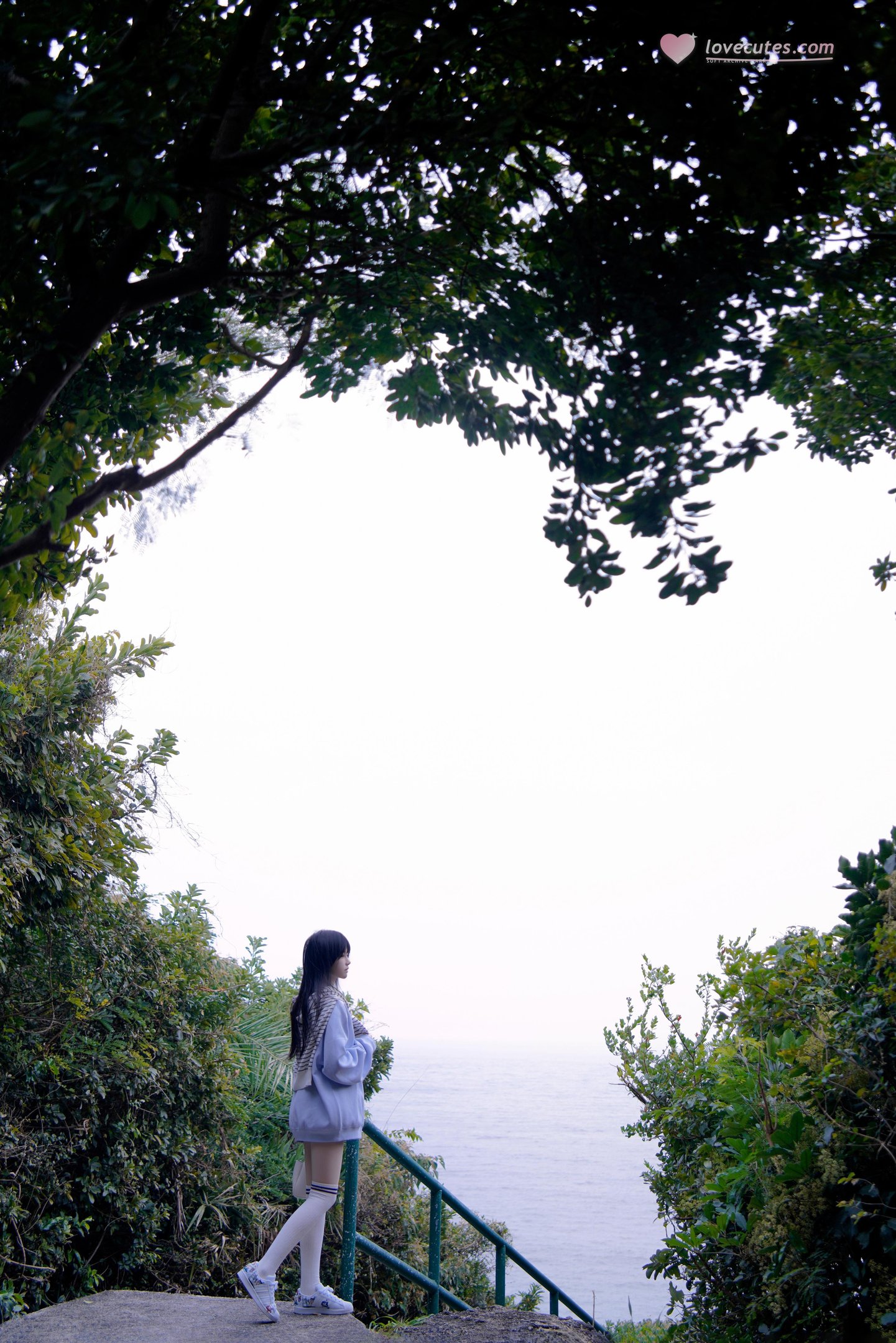 [ภาพถ่าย] ซากุระโทโมะ - น้ำเงิน: ถ่ายภาพริมทะเลในเสื้อฮู้ดน้ำเงิน ถุงเท้าขาว ขาเรียวสวย 20 รูป
