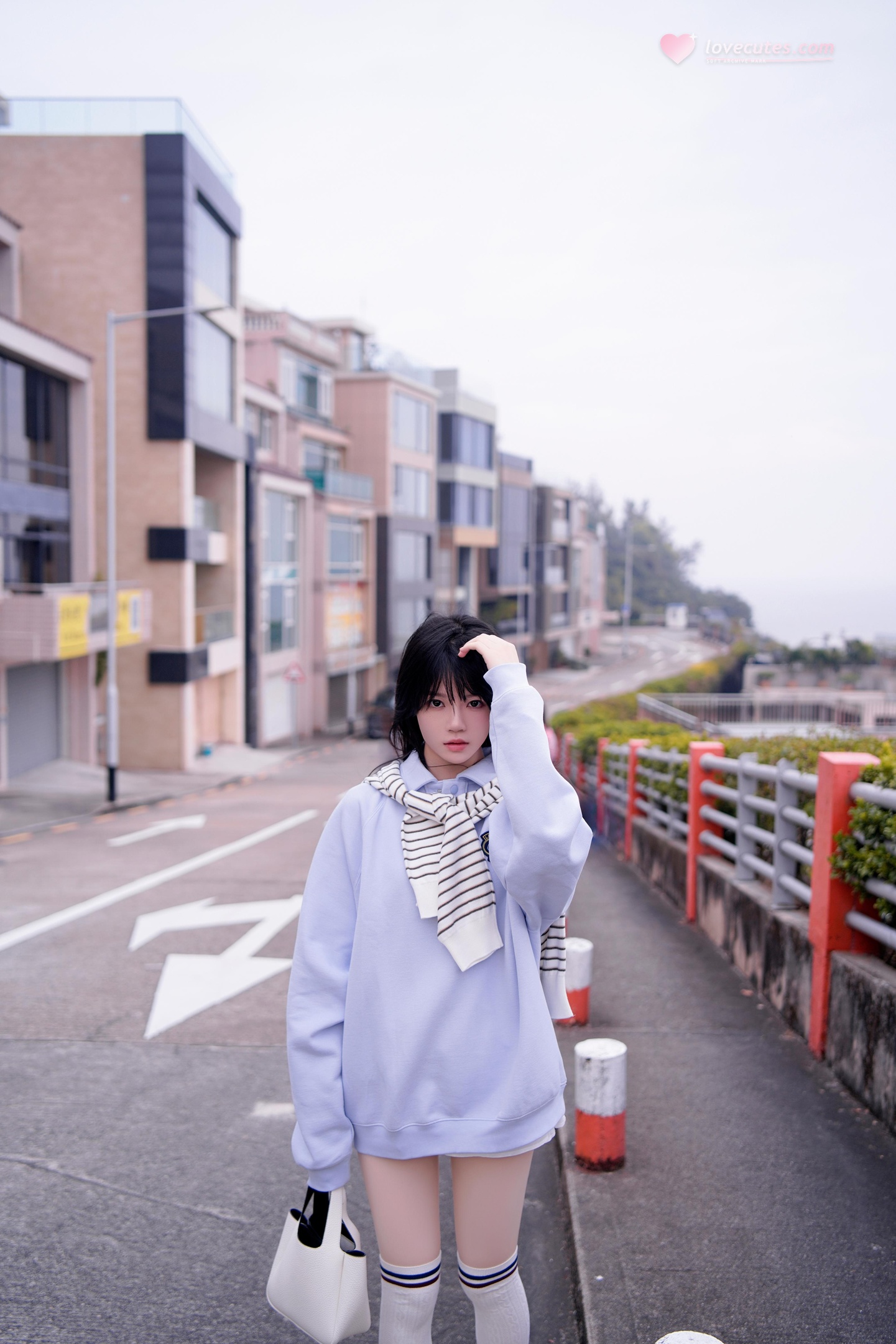 [ภาพถ่าย] ซากุระโทโมะ - น้ำเงิน: ถ่ายภาพริมทะเลในเสื้อฮู้ดน้ำเงิน ถุงเท้าขาว ขาเรียวสวย 20 รูป