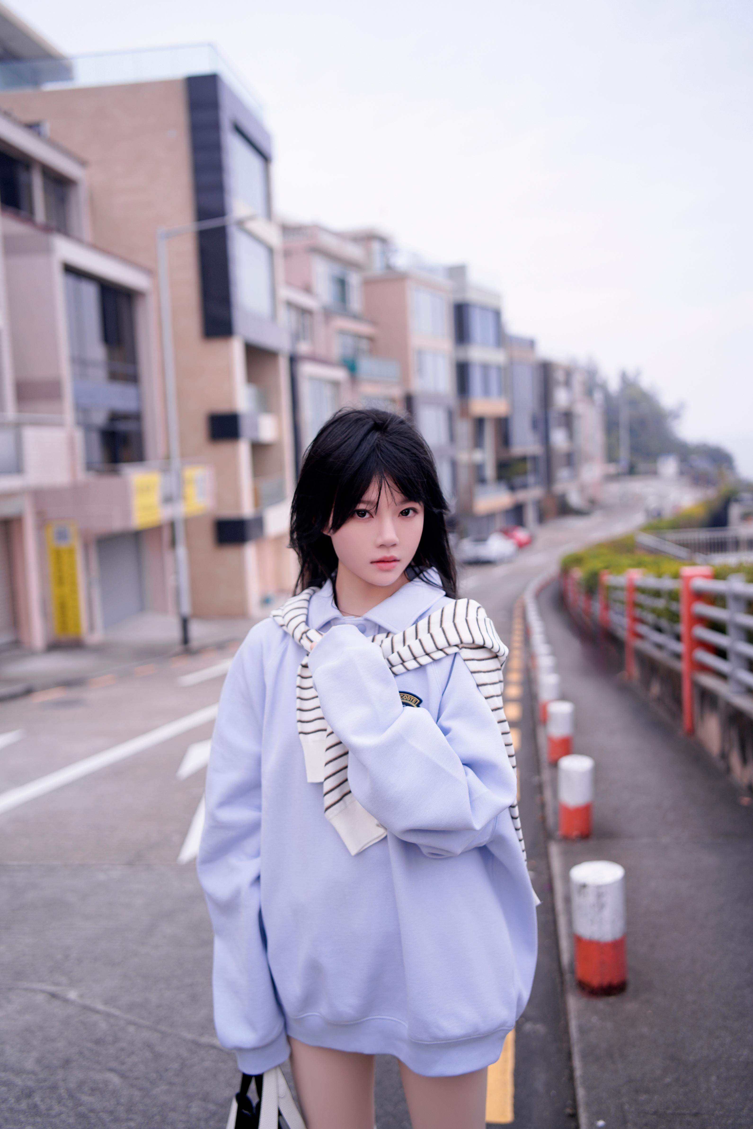 [ภาพถ่าย] ซากุระโทโมะ - น้ำเงิน: ถ่ายภาพริมทะเลในเสื้อฮู้ดน้ำเงิน ถุงเท้าขาว ขาเรียวสวย 20 รูป