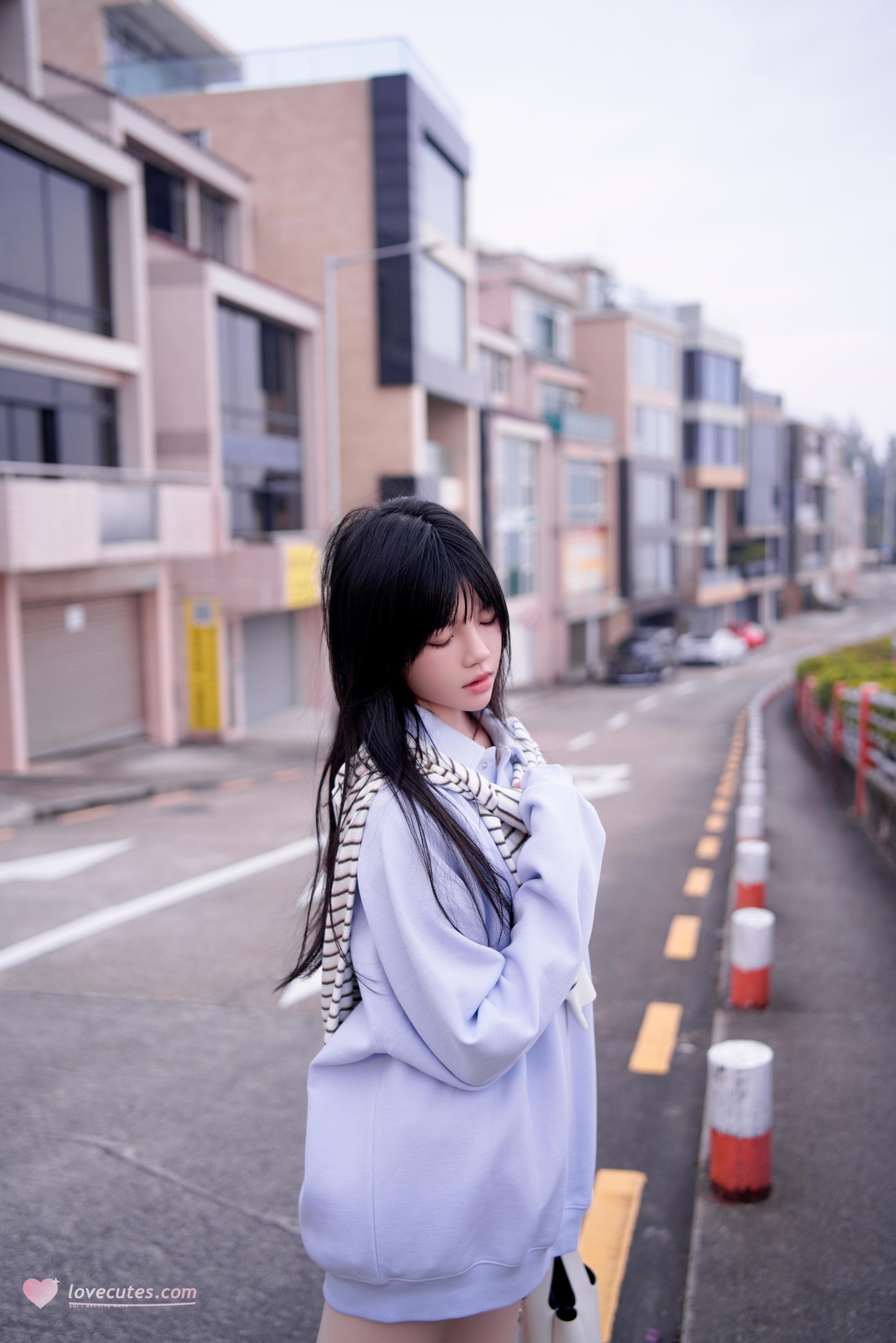 [ภาพถ่าย] ซากุระโทโมะ - น้ำเงิน: ถ่ายภาพริมทะเลในเสื้อฮู้ดน้ำเงิน ถุงเท้าขาว ขาเรียวสวย 20 รูป