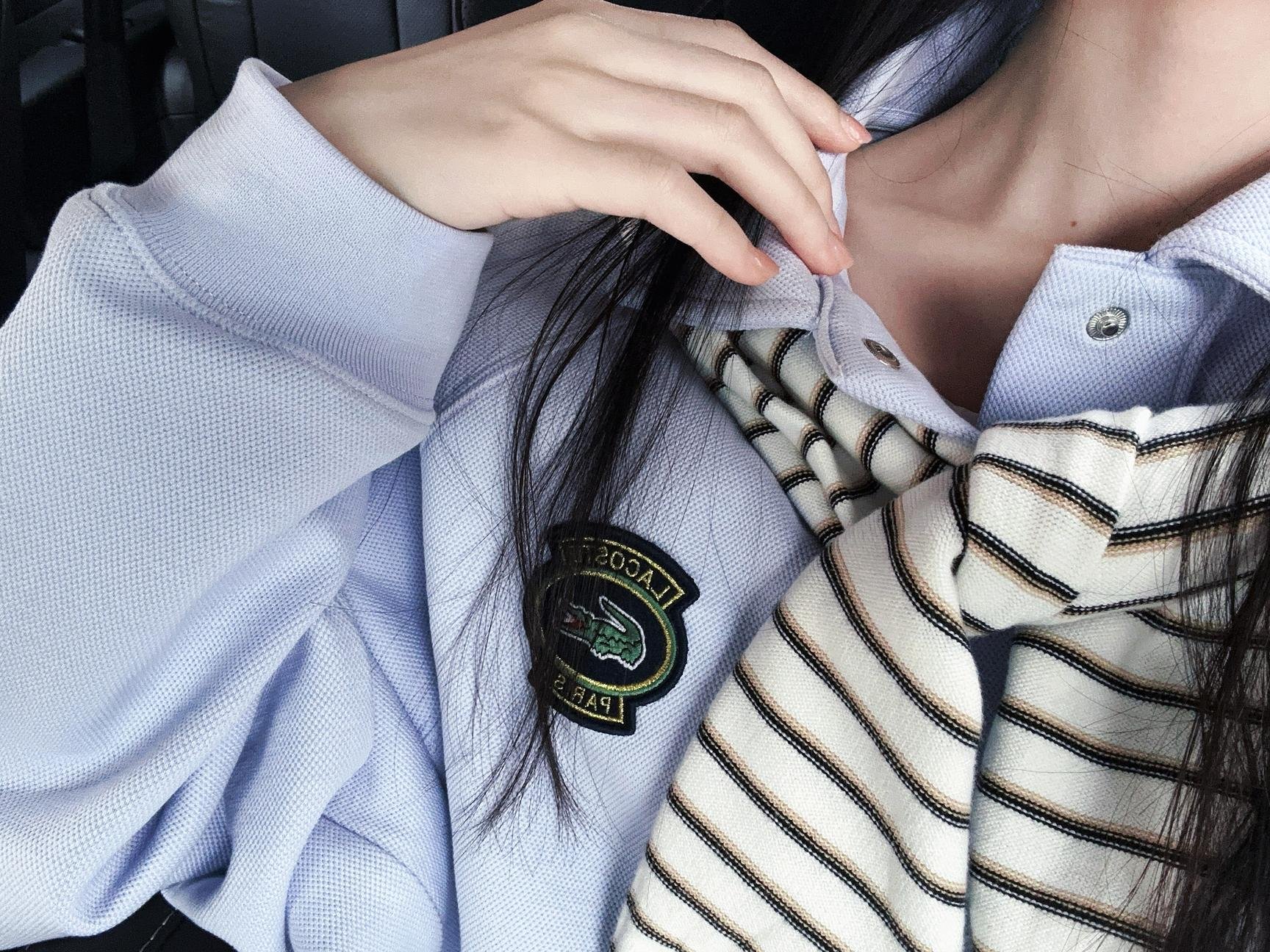 [ภาพถ่าย] ซากุระโทโมะ - น้ำเงิน: ถ่ายภาพริมทะเลในเสื้อฮู้ดน้ำเงิน ถุงเท้าขาว ขาเรียวสวย 20 รูป