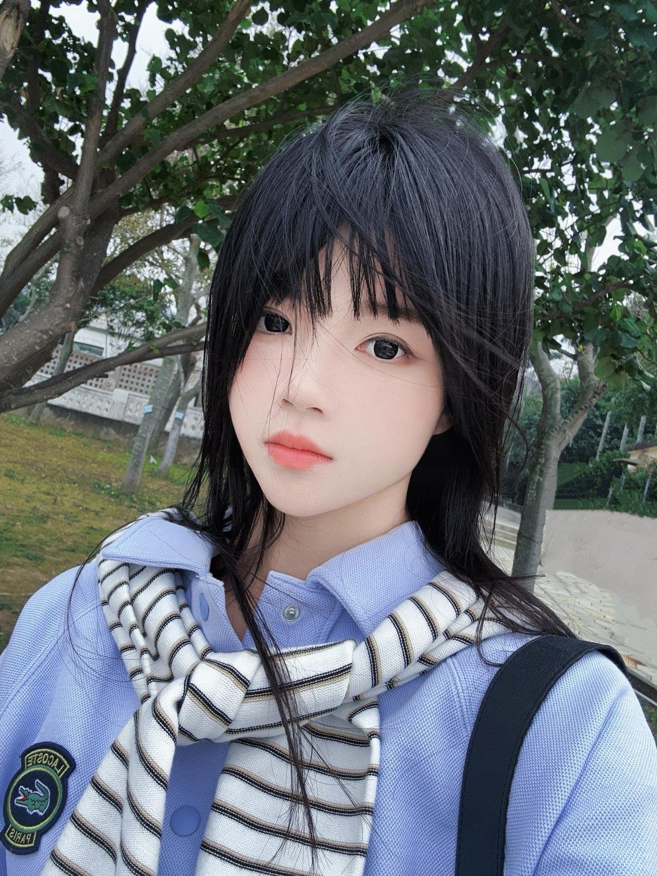 [ภาพถ่าย] ซากุระโทโมะ - น้ำเงิน: ถ่ายภาพริมทะเลในเสื้อฮู้ดน้ำเงิน ถุงเท้าขาว ขาเรียวสวย 20 รูป