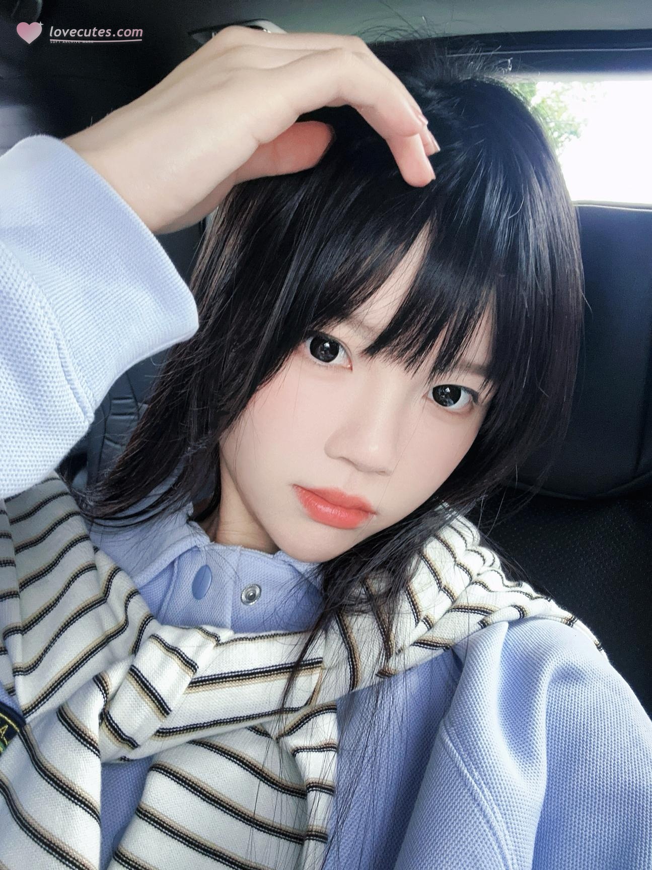 [ภาพถ่าย] ซากุระโทโมะ - น้ำเงิน: ถ่ายภาพริมทะเลในเสื้อฮู้ดน้ำเงิน ถุงเท้าขาว ขาเรียวสวย 20 รูป
