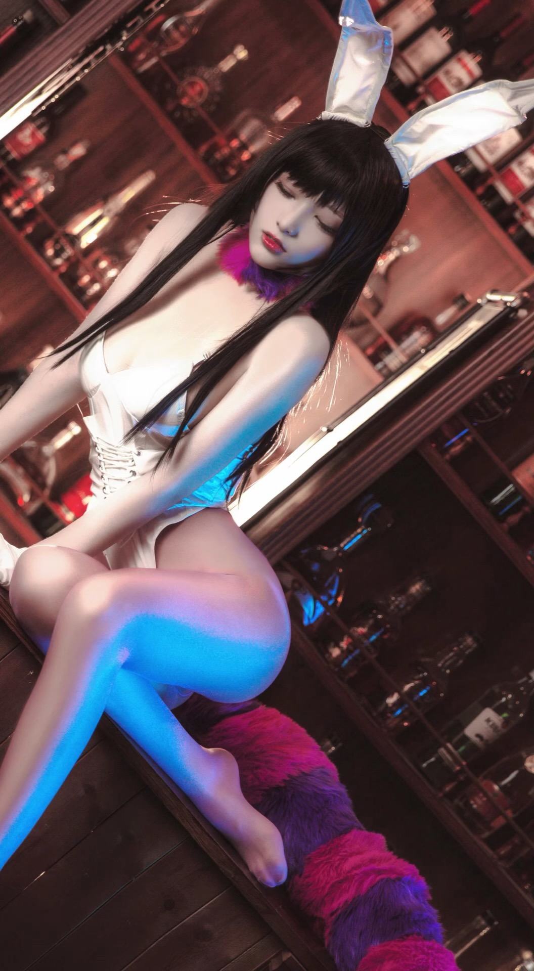 [Photos] Cheese Block Wii - Demon Sister Bunny Girl: White Bunny Girl Bar Photoshoot with Stunning Cleavage and Legs 27P