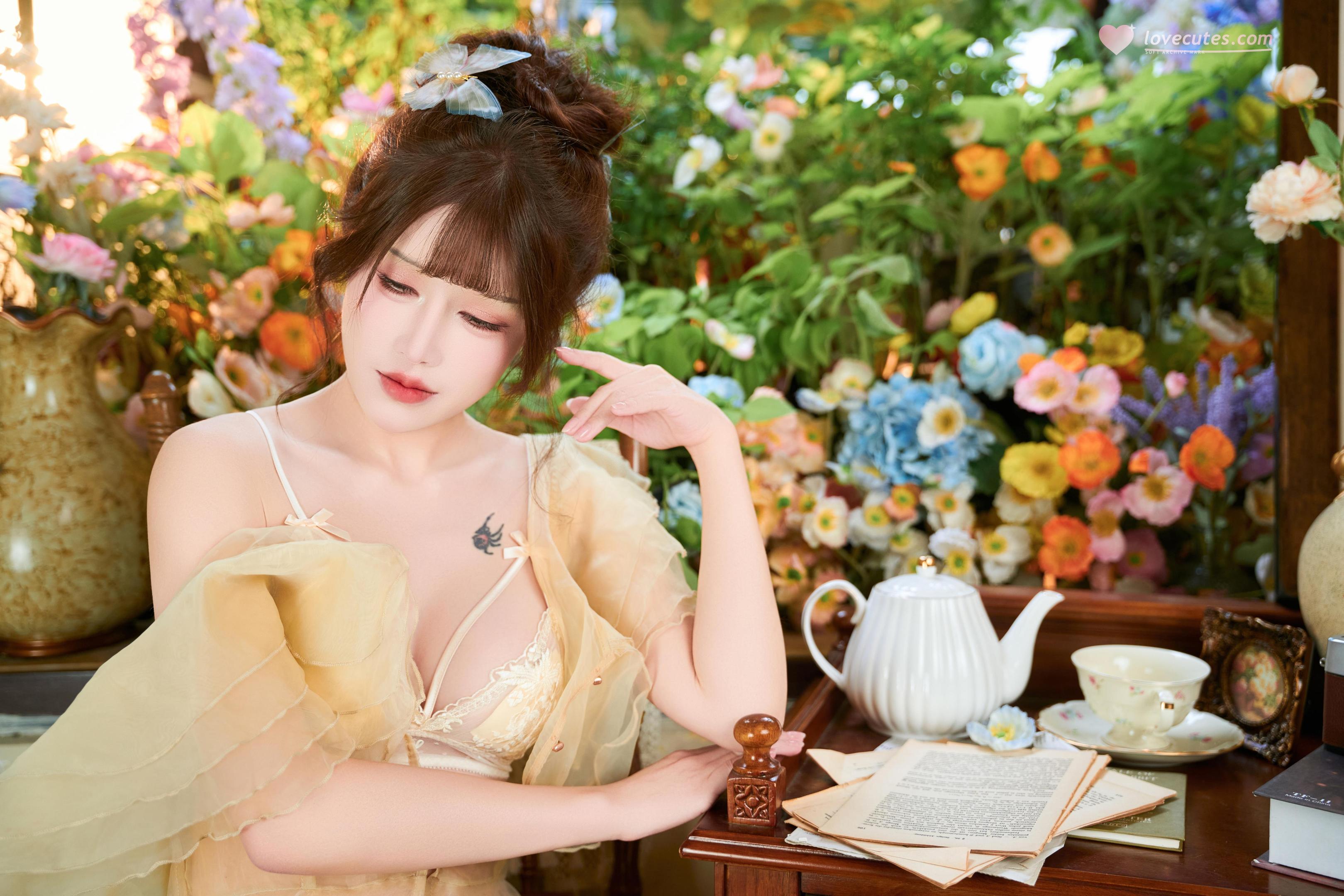 [Private] Deer Eight Years - The Pure White Language of the Forest: White Sheer Lace Lingerie, Flower Room Exposed Points and Curvy Hips 105P1V