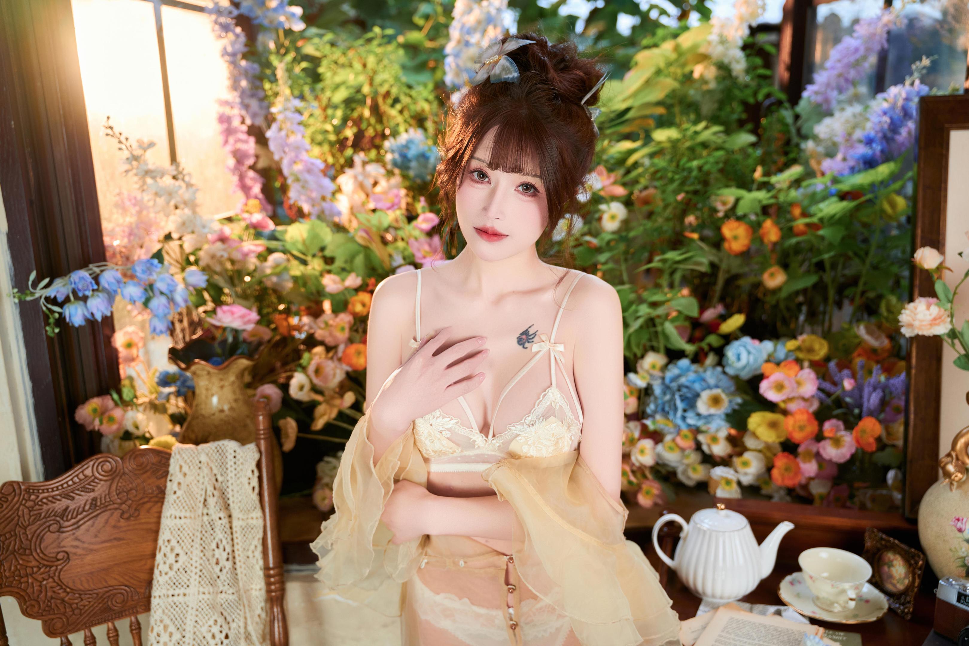 [Private] Deer Eight Years - The Pure White Language of the Forest: White Sheer Lace Lingerie, Flower Room Exposed Points and Curvy Hips 105P1V