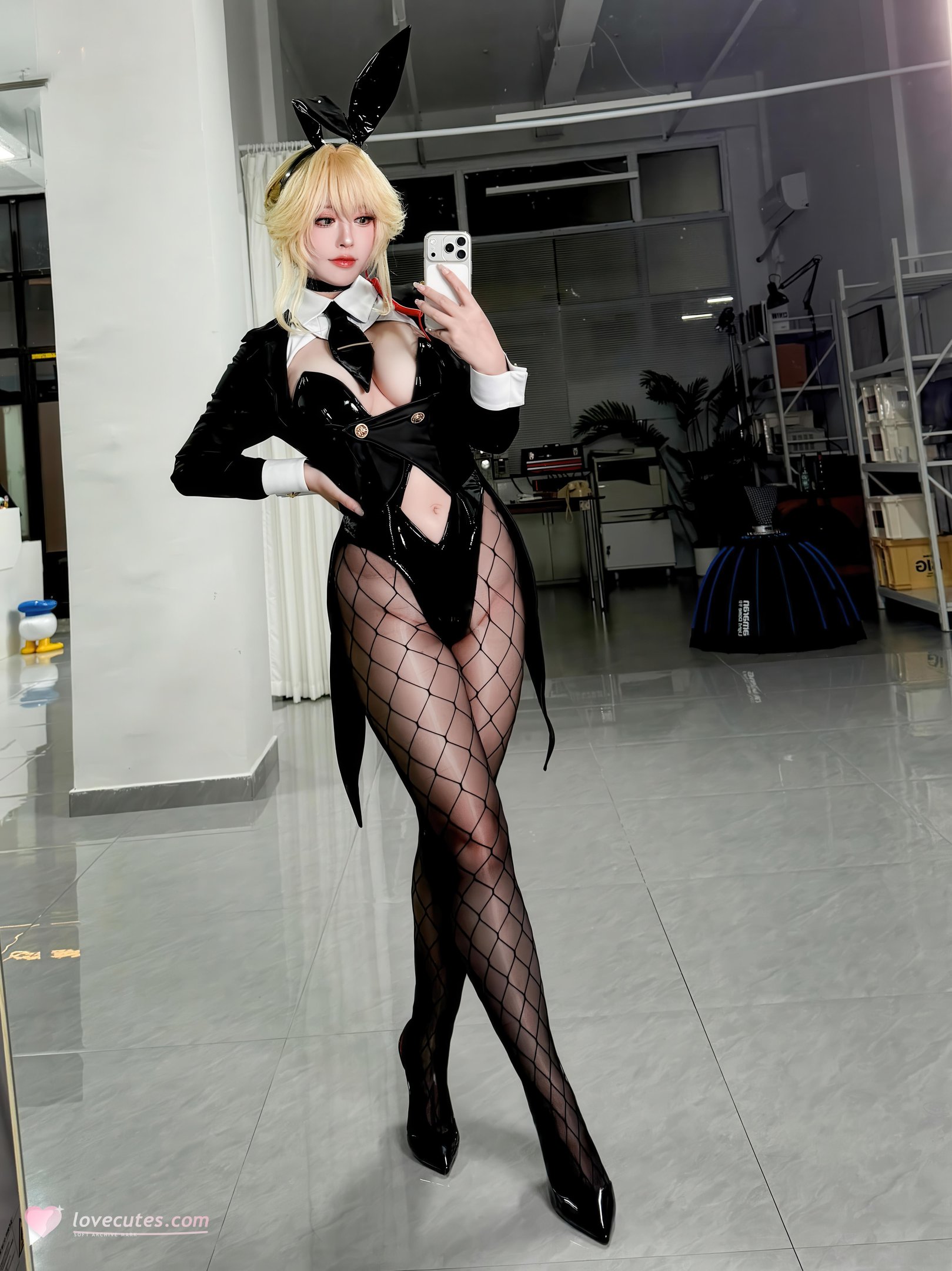 '[cosplay] 半半子 - Nikke Thần Chiến Thắng Agent Bunny: Thỏ Đen Gợi Cảm, Ngực Khủng, Mông Đẹp, Quần Lưới 62P'