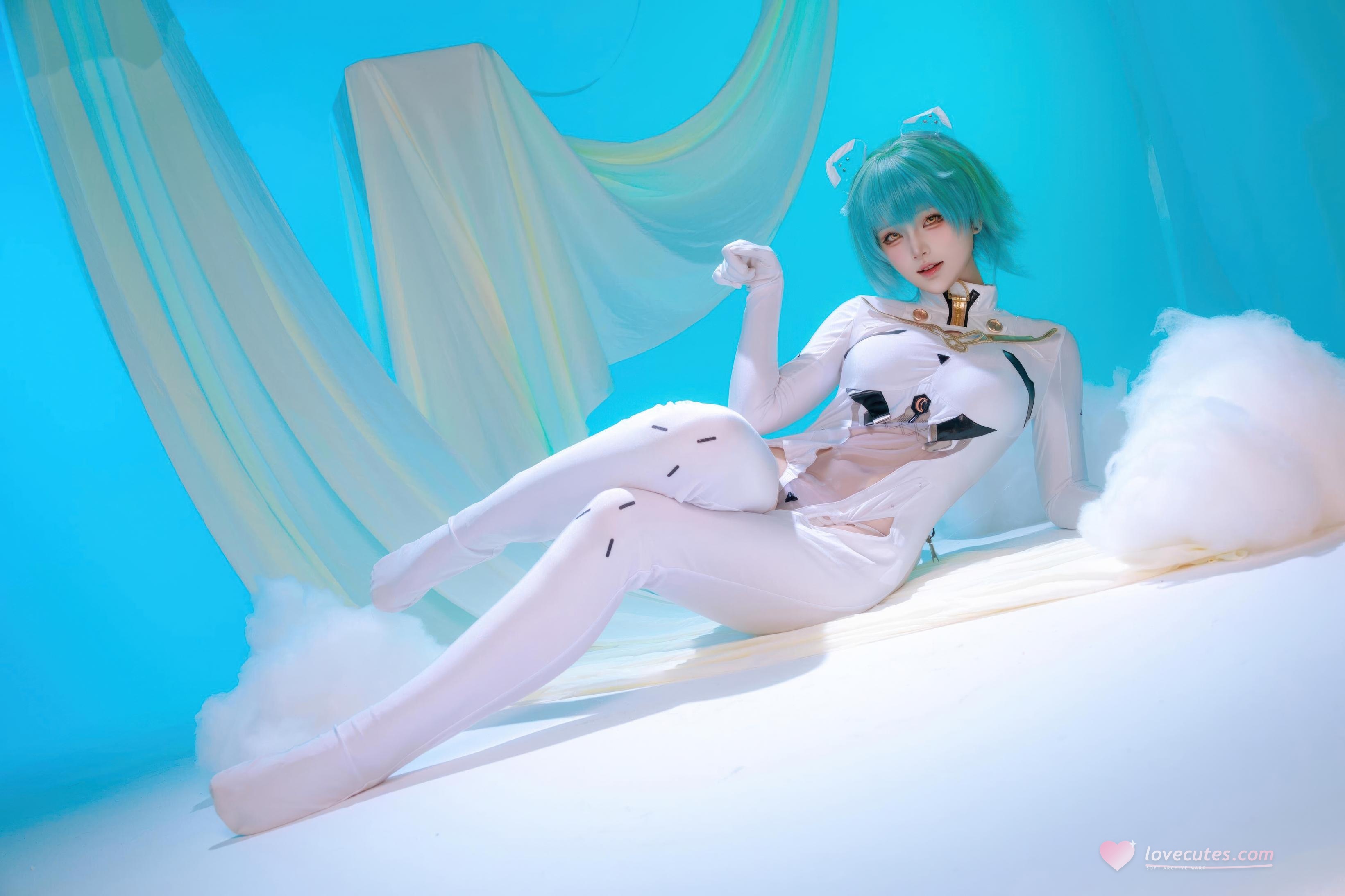 [Cosplay] Yuy Fish - Azur Lane Admiral Nakhimov: Blue-Green Short Hair, White Bodysuit, Stunning Curves, 45P