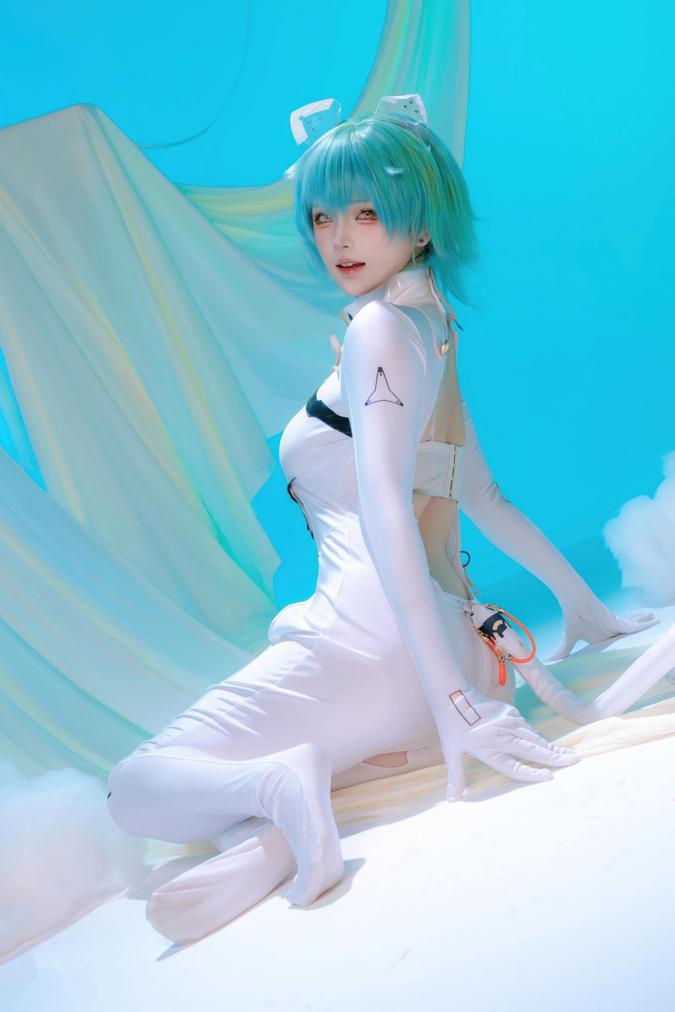 [Cosplay] Yuy Fish - Azur Lane Admiral Nakhimov: Blue-Green Short Hair, White Bodysuit, Stunning Curves, 45P