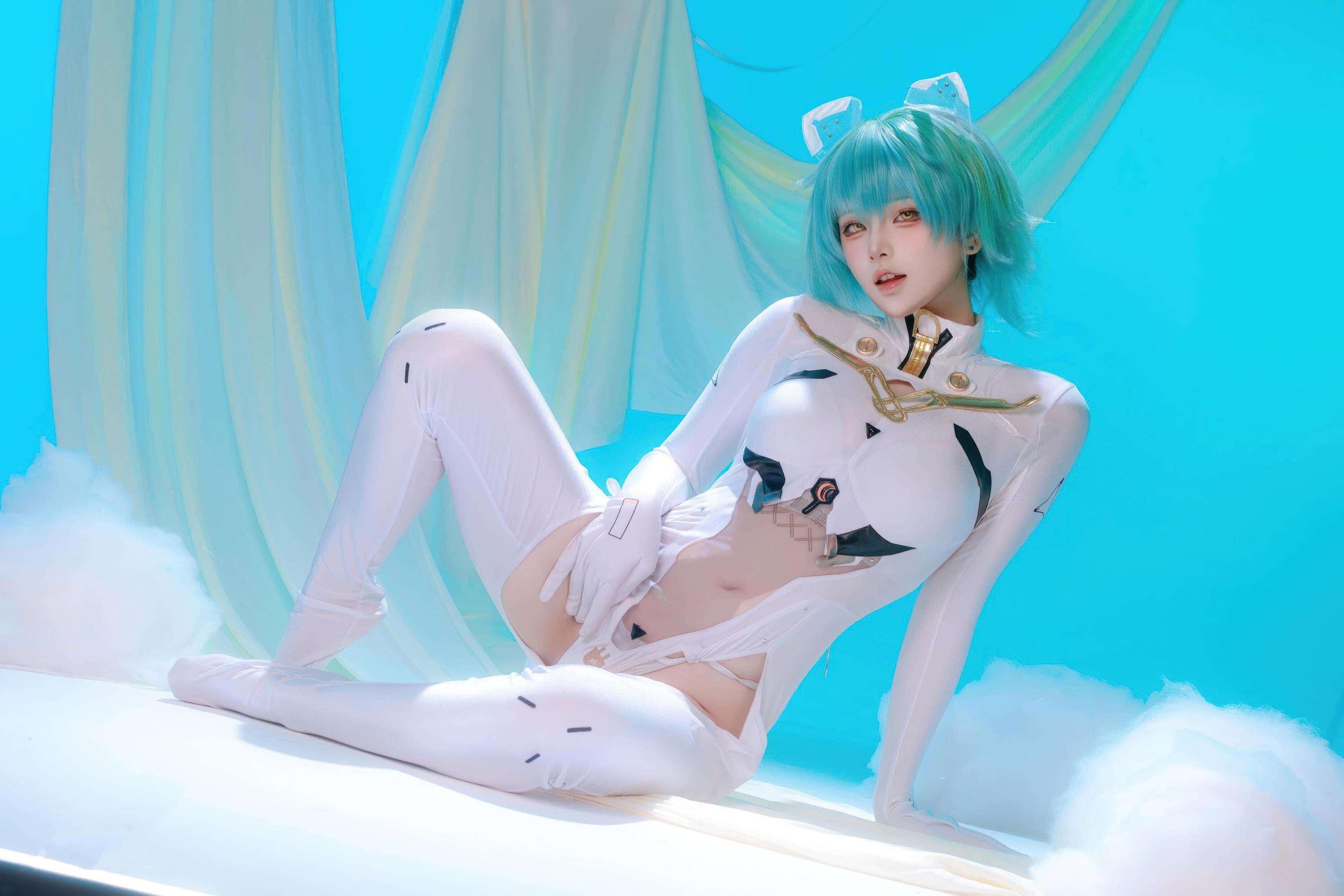 [Cosplay] Yuy Fish - Azur Lane Admiral Nakhimov: Blue-Green Short Hair, White Bodysuit, Stunning Curves, 45P