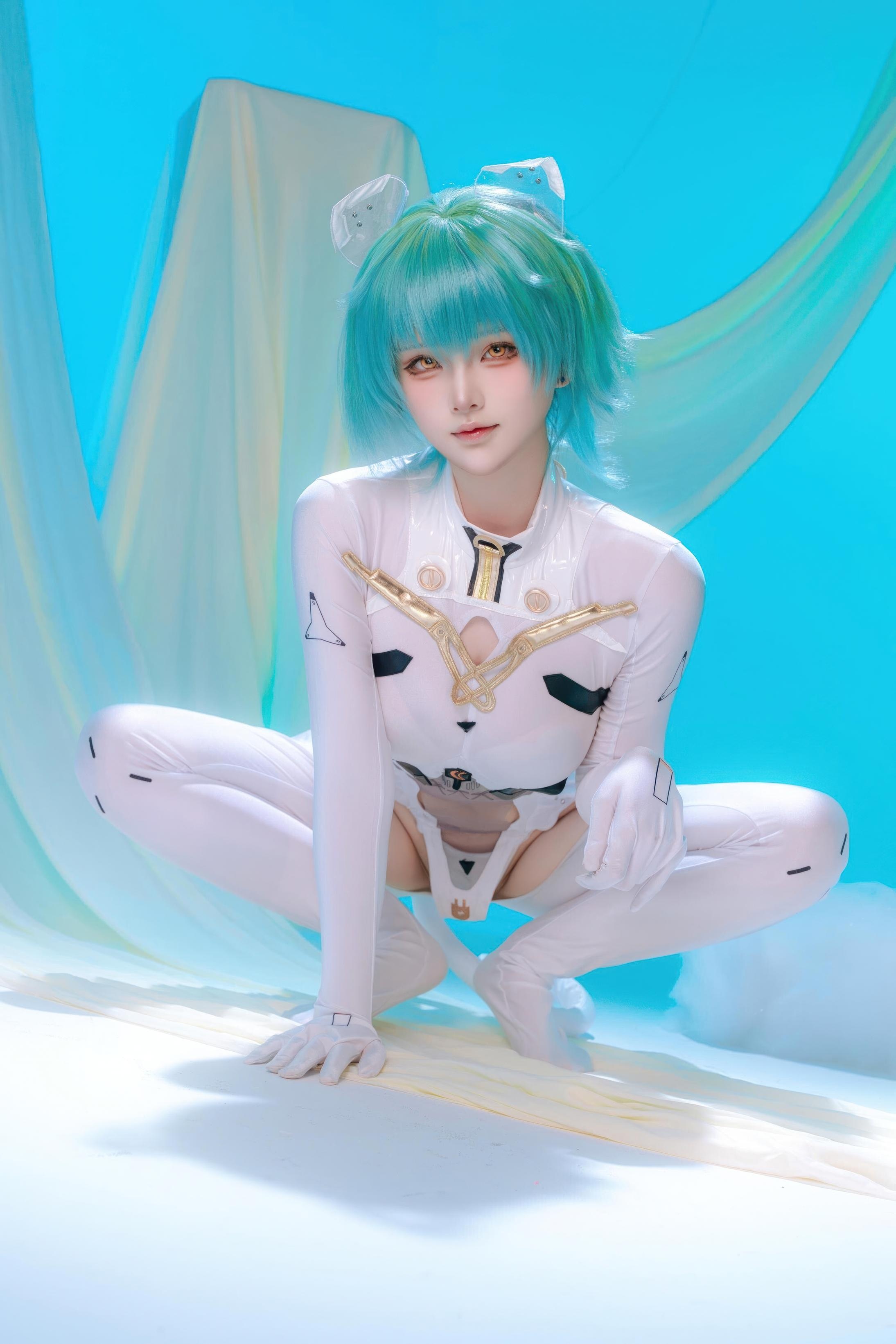 [Cosplay] Yuy Fish - Azur Lane Admiral Nakhimov: Blue-Green Short Hair, White Bodysuit, Stunning Curves, 45P