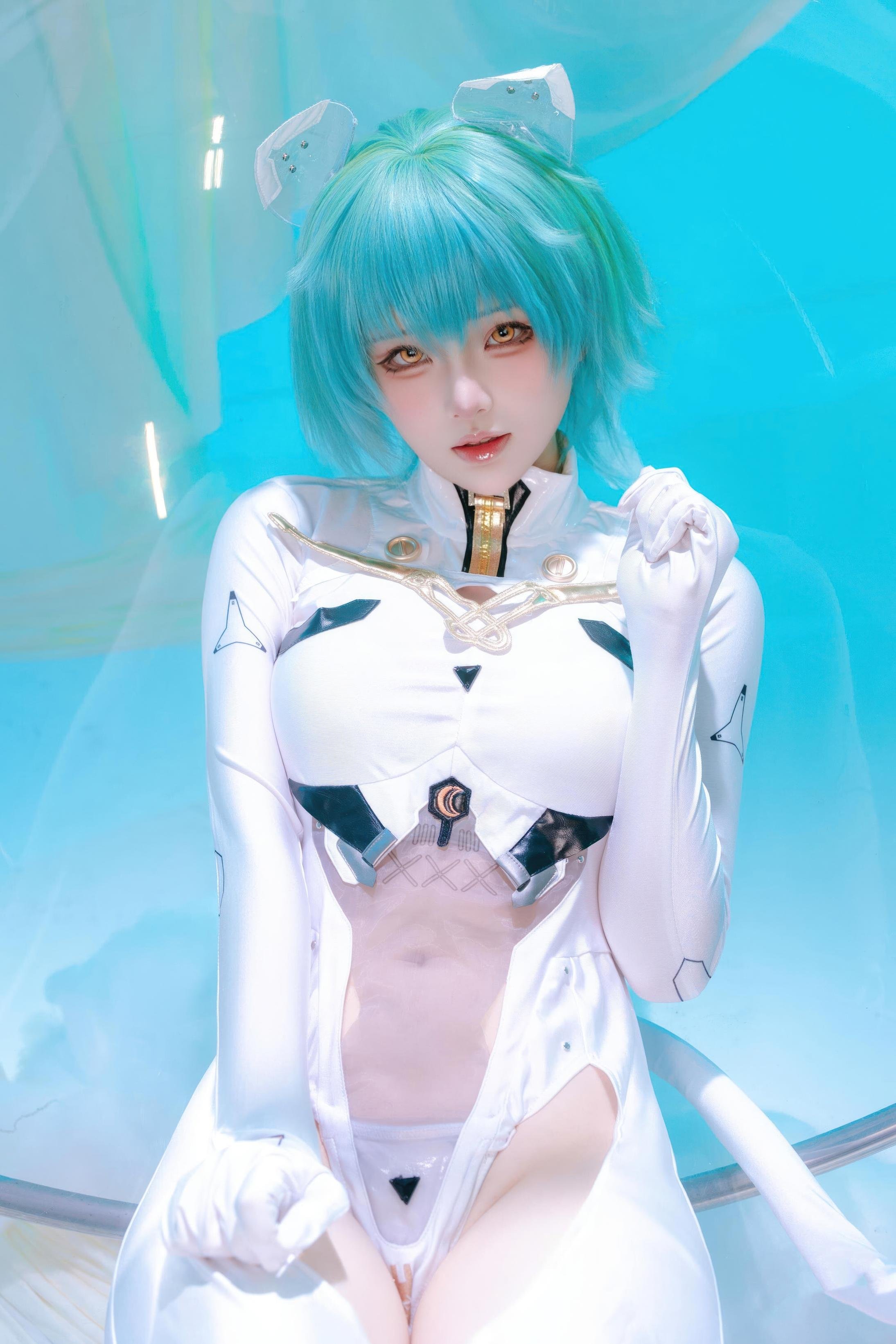 '[cosplay] 屿鱼 - 碧蓝航线 Na-xi-mô-phu·Hải quân thượng tướng: Tóc ngắn xanh lam, bodysuit trắng, vòng một quyến rũ, chân dài 45P'