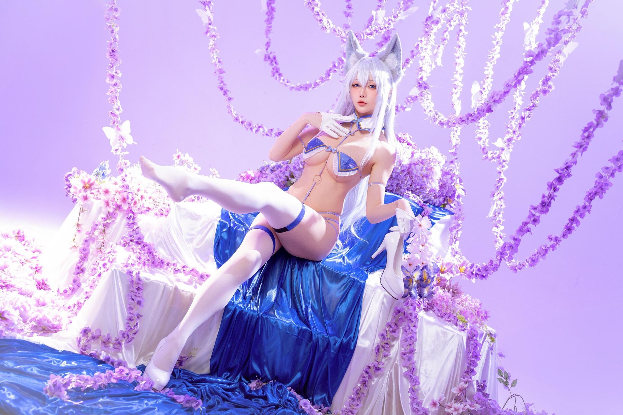 [Cosplay] Hoshilily - Shinohō from Azur Lane: Fox-Eared, White-Haired in Blue and White Outfit, Stunning 60P