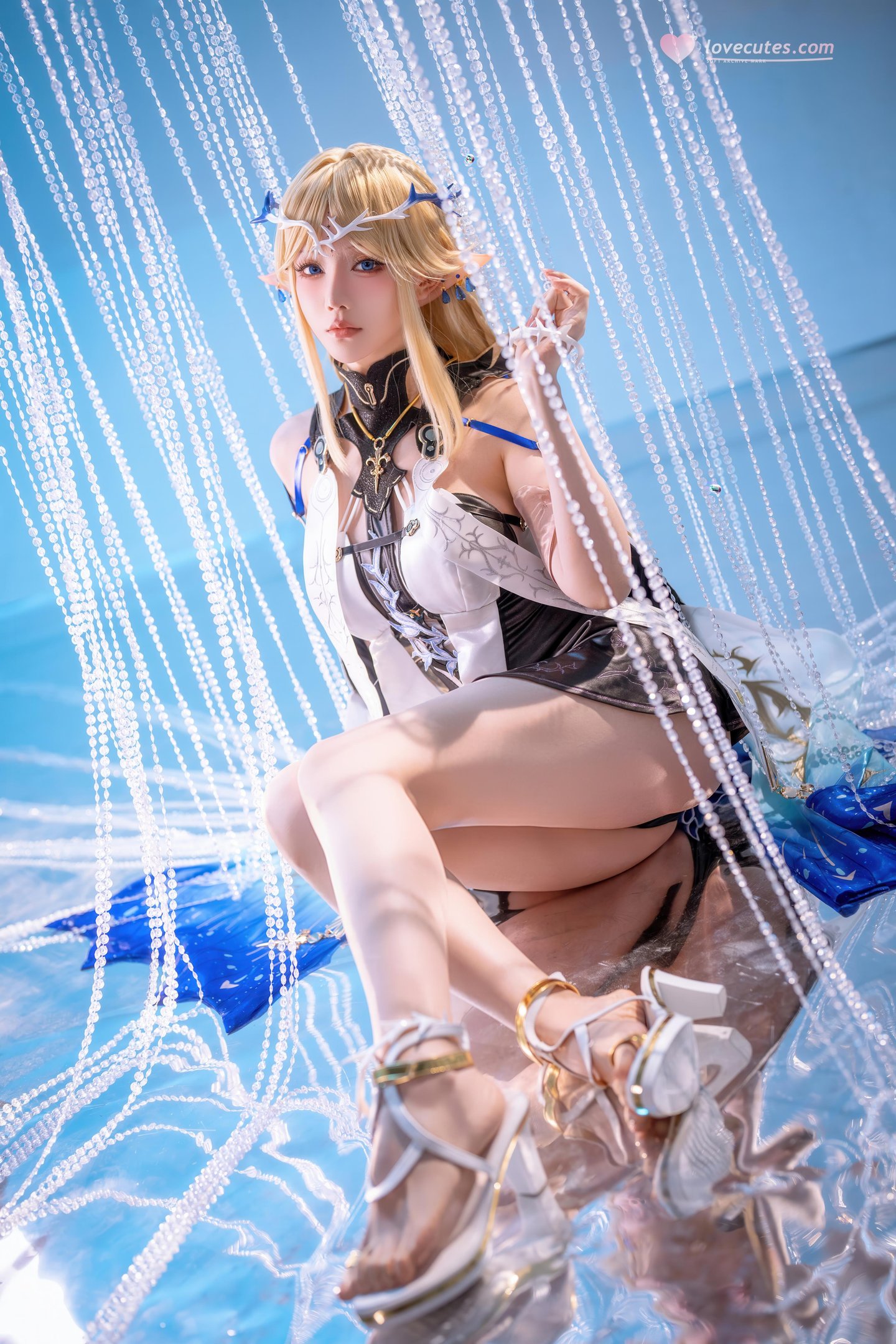 [Cosplay] Hoshilily - Natsushio Kathisia: Blonde Elf Ears in Blue and White Outfit, Stunning Curves and Long Legs, 31P