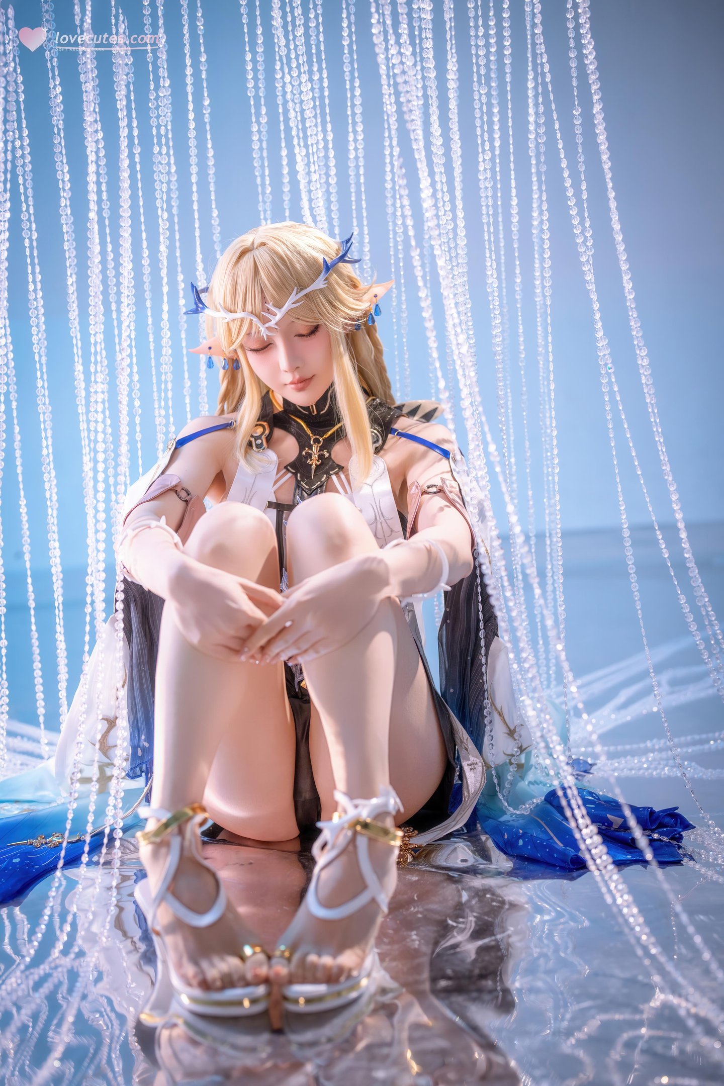 [Cosplay] Hoshilily - Natsushio Kathisia: Blonde Elf Ears in Blue and White Outfit, Stunning Curves and Long Legs, 31P