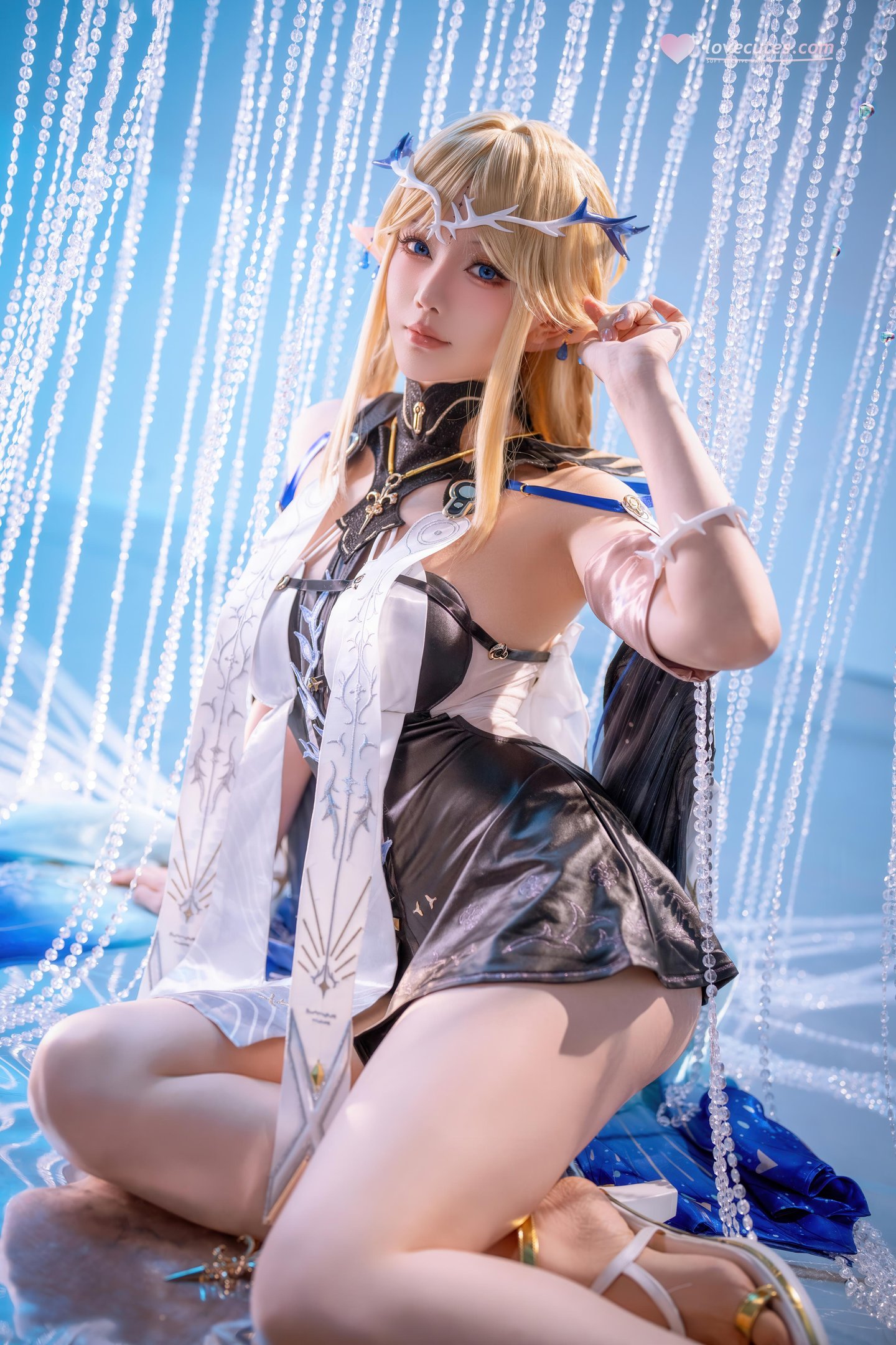 [Cosplay] Hoshilily - Natsushio Kathisia: Blonde Elf Ears in Blue and White Outfit, Stunning Curves and Long Legs, 31P
