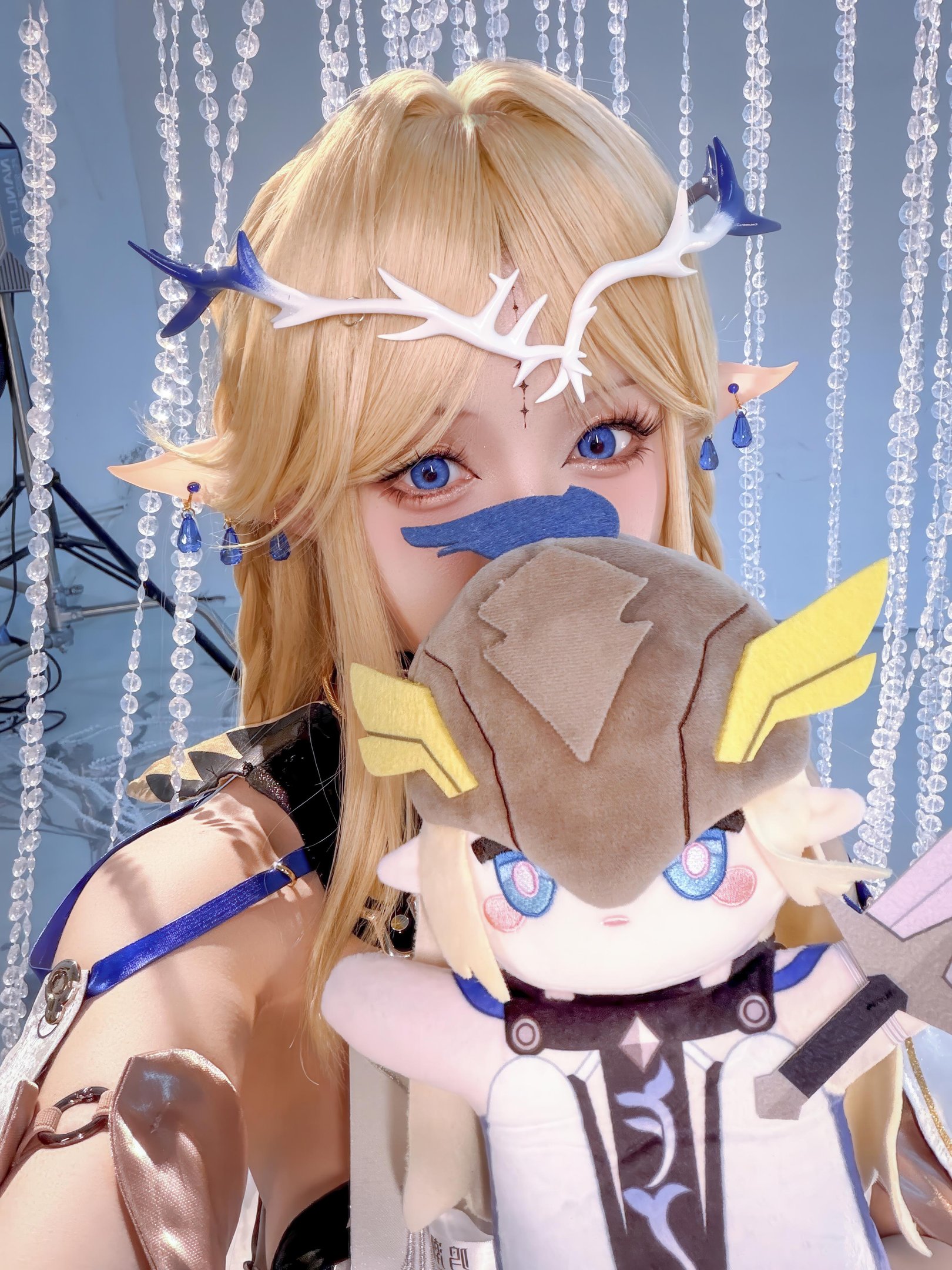 [Cosplay] Hoshilily - Natsushio Kathisia: Blonde Elf Ears in Blue and White Outfit, Stunning Curves and Long Legs, 31P