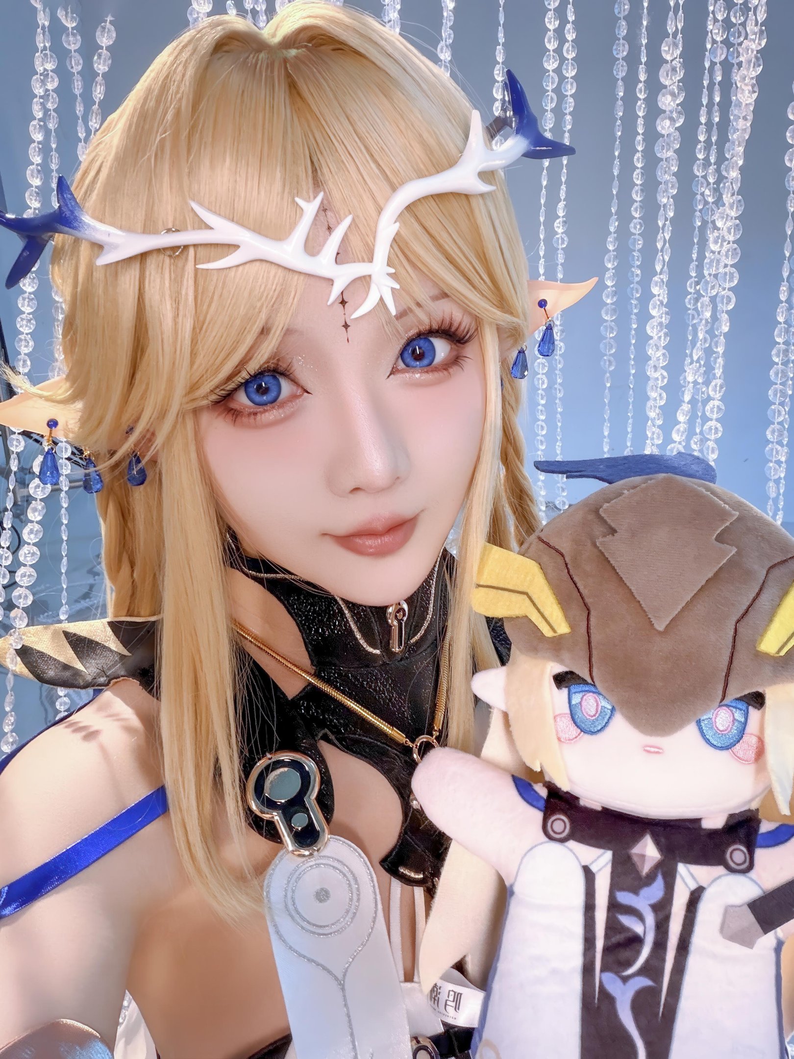 [Cosplay] Hoshilily - Natsushio Kathisia: Blonde Elf Ears in Blue and White Outfit, Stunning Curves and Long Legs, 31P