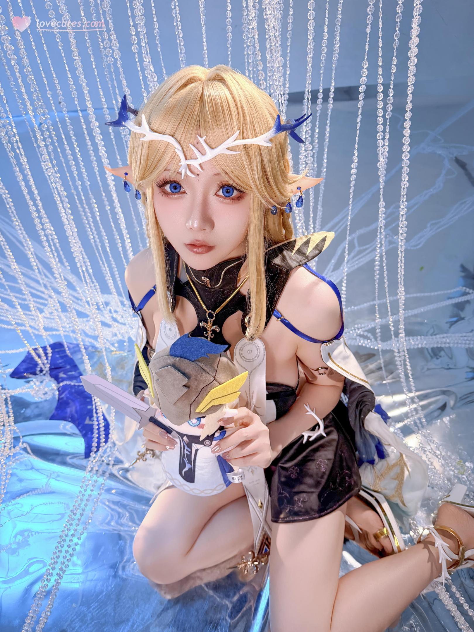 [Cosplay] Hoshilily - Natsushio Kathisia: Blonde Elf Ears in Blue and White Outfit, Stunning Curves and Long Legs, 31P