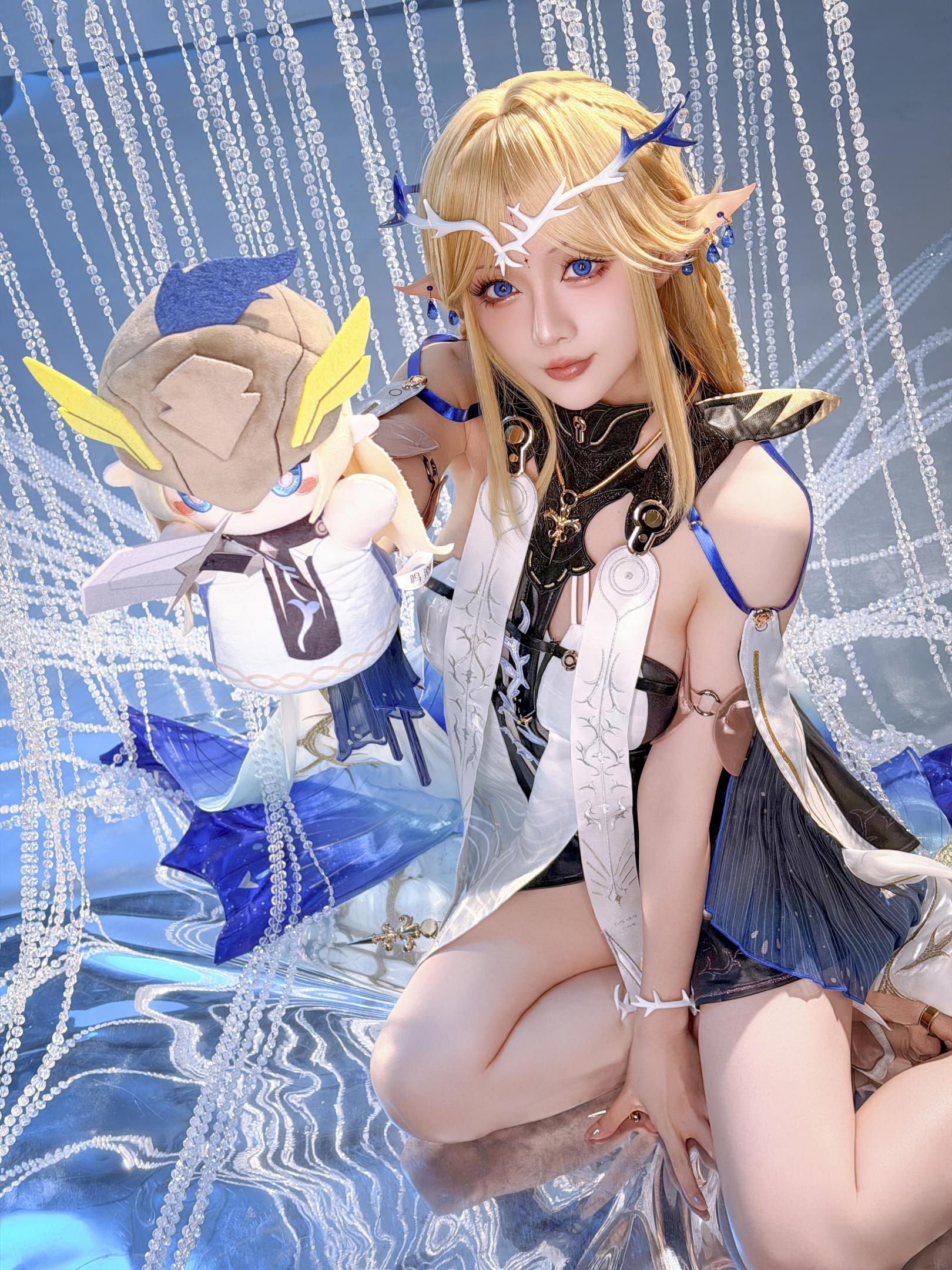 [Cosplay] Hoshilily - Natsushio Kathisia: Blonde Elf Ears in Blue and White Outfit, Stunning Curves and Long Legs, 31P