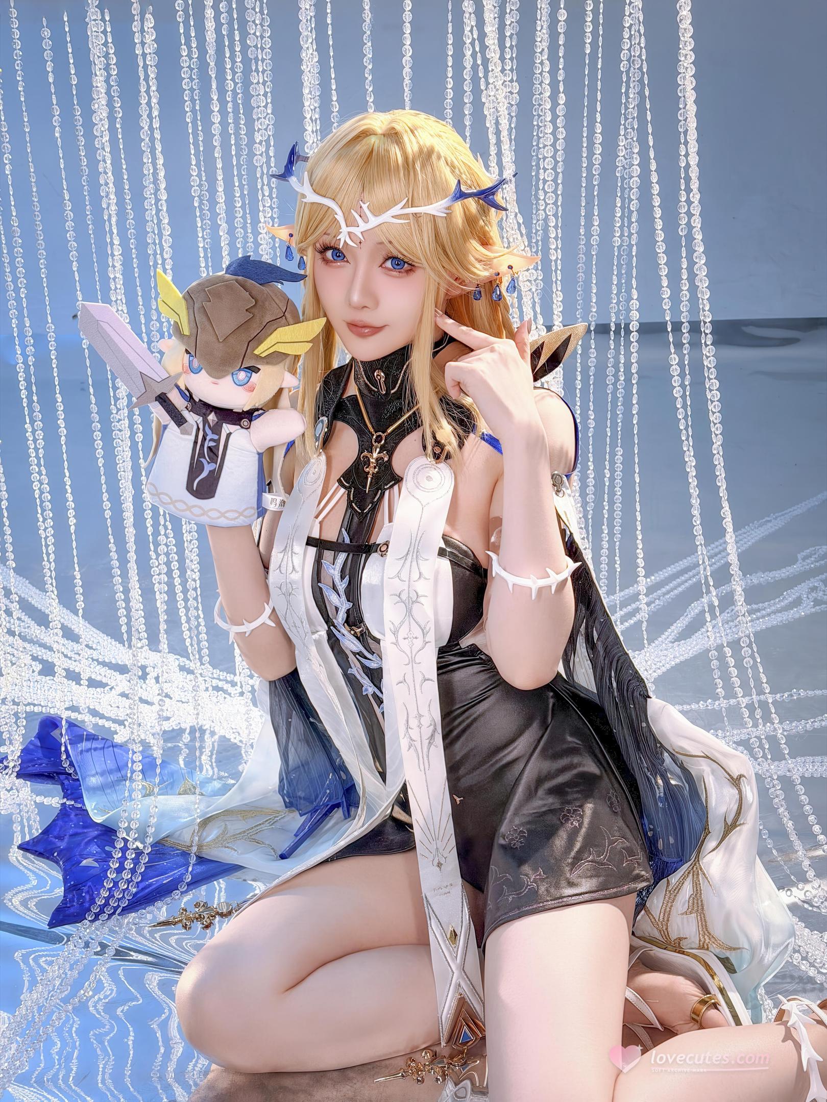 [Cosplay] Hoshilily - Natsushio Kathisia: Blonde Elf Ears in Blue and White Outfit, Stunning Curves and Long Legs, 31P
