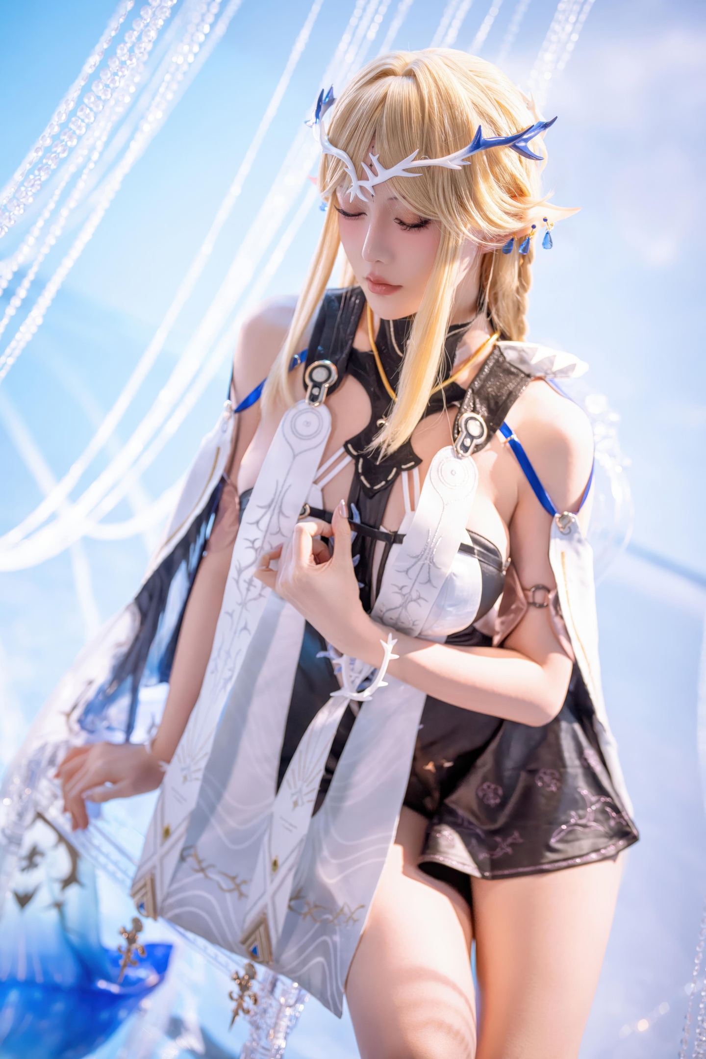 [costume] 星之迟迟Hoshilily - Mẫn Triều Katisha: Tiên nữ tóc vàng tai elf trong trang phục xanh trắng, vòng một quyến rũ, chân dài 31P