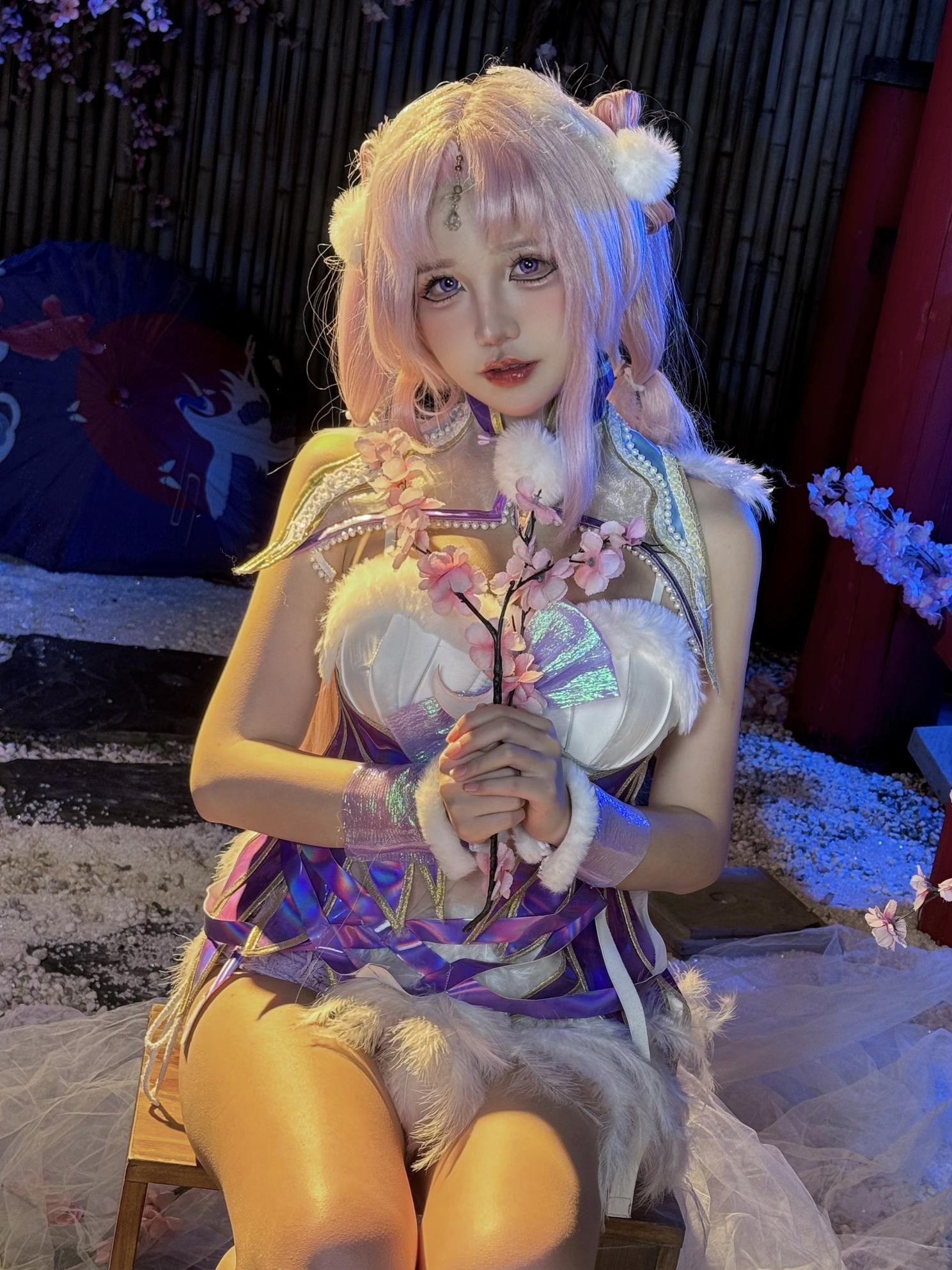 [คอสเพลย์] 阿薰kaOri - 永劫无间 殷紫萍: ชุดซากุระผมชมพูเผยจุดลับ ขนาดใหญ่ 61P1V