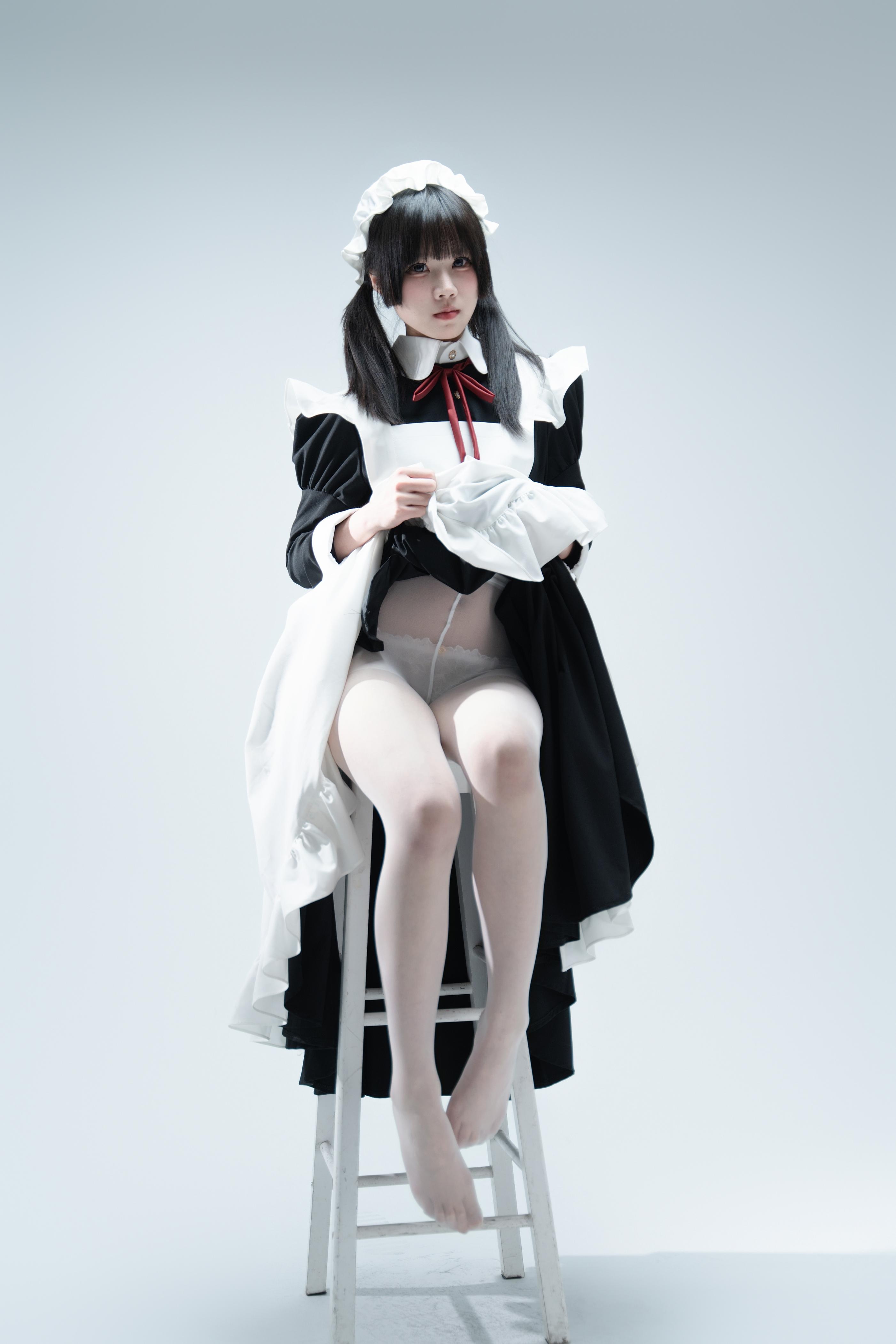 [写真] 清水凪 - 傲娇メイドの食べ方ガイド：黒髪ツインテールメイド服 美脚肉絲 106P