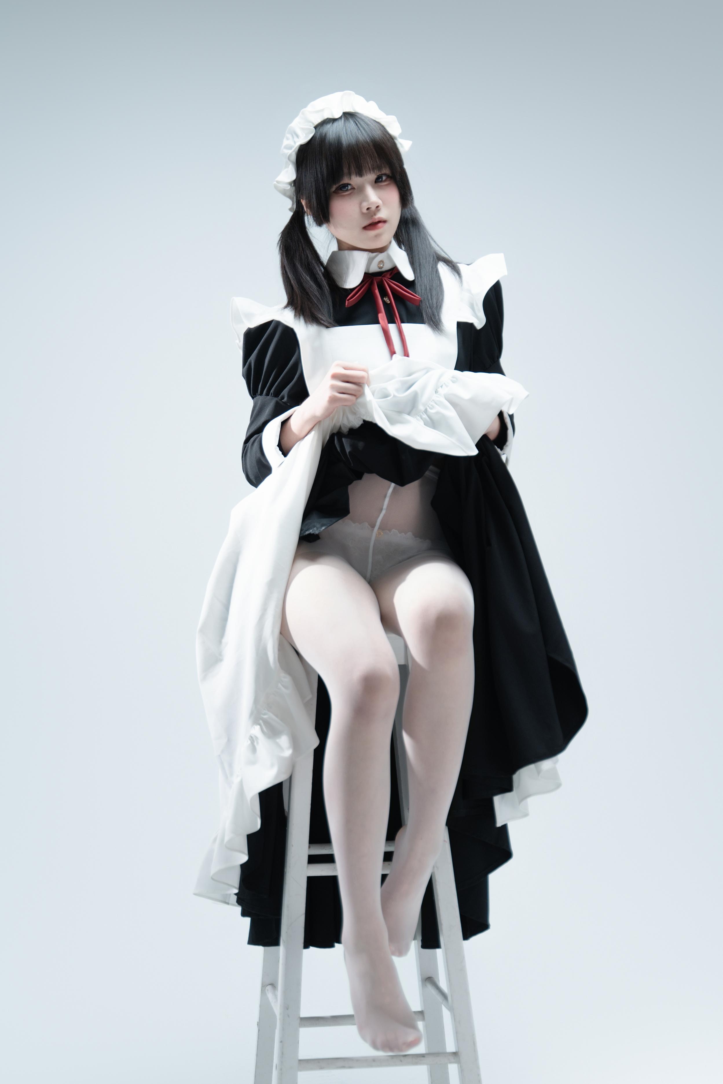 [写真] 清水凪 - 傲娇メイドの食べ方ガイド：黒髪ツインテールメイド服 美脚肉絲 106P