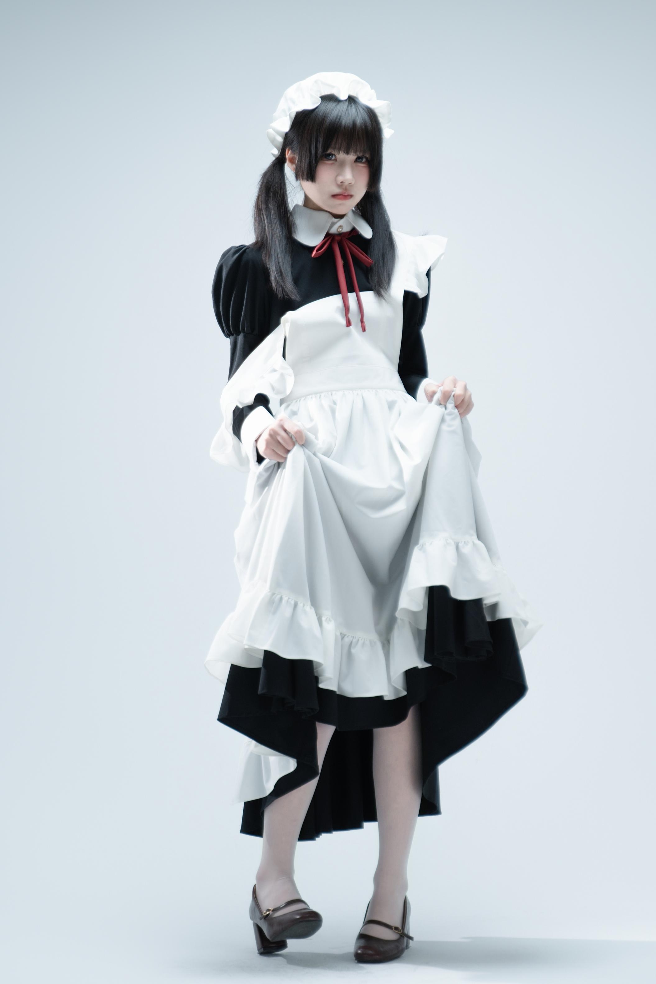 [写真] 清水凪 - 傲娇メイドの食べ方ガイド：黒髪ツインテールメイド服 美脚肉絲 106P