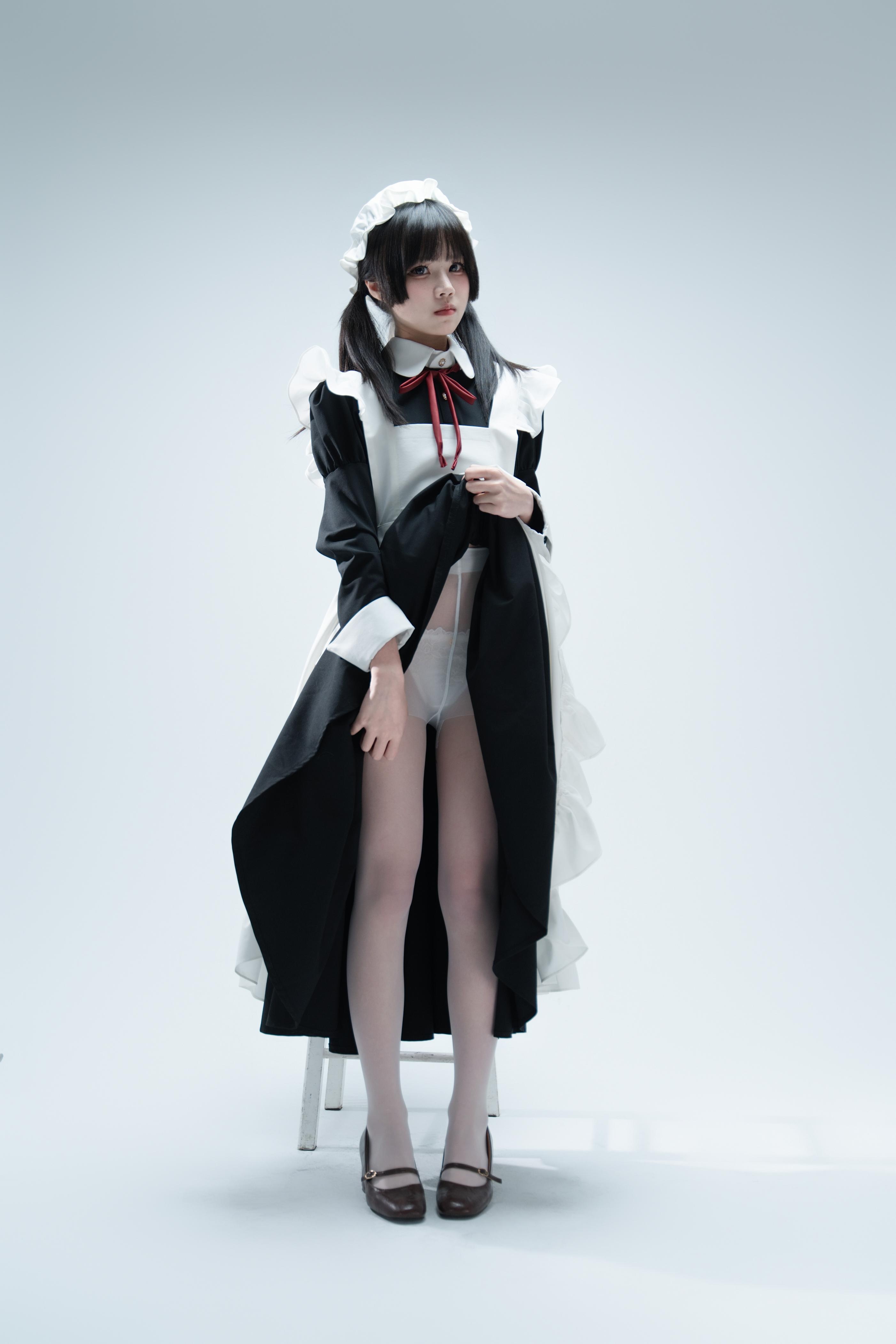 [写真] 清水凪 - 傲娇メイドの食べ方ガイド：黒髪ツインテールメイド服 美脚肉絲 106P