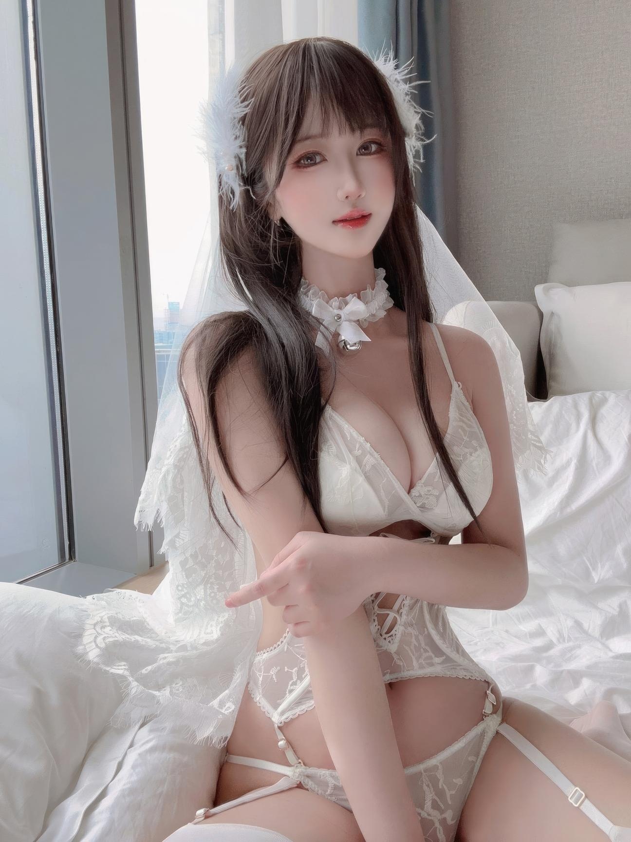[私房] 三度_69 - 520特辑 純白花語：白いレース下着 美胸＆ヒップベッドショット 52P