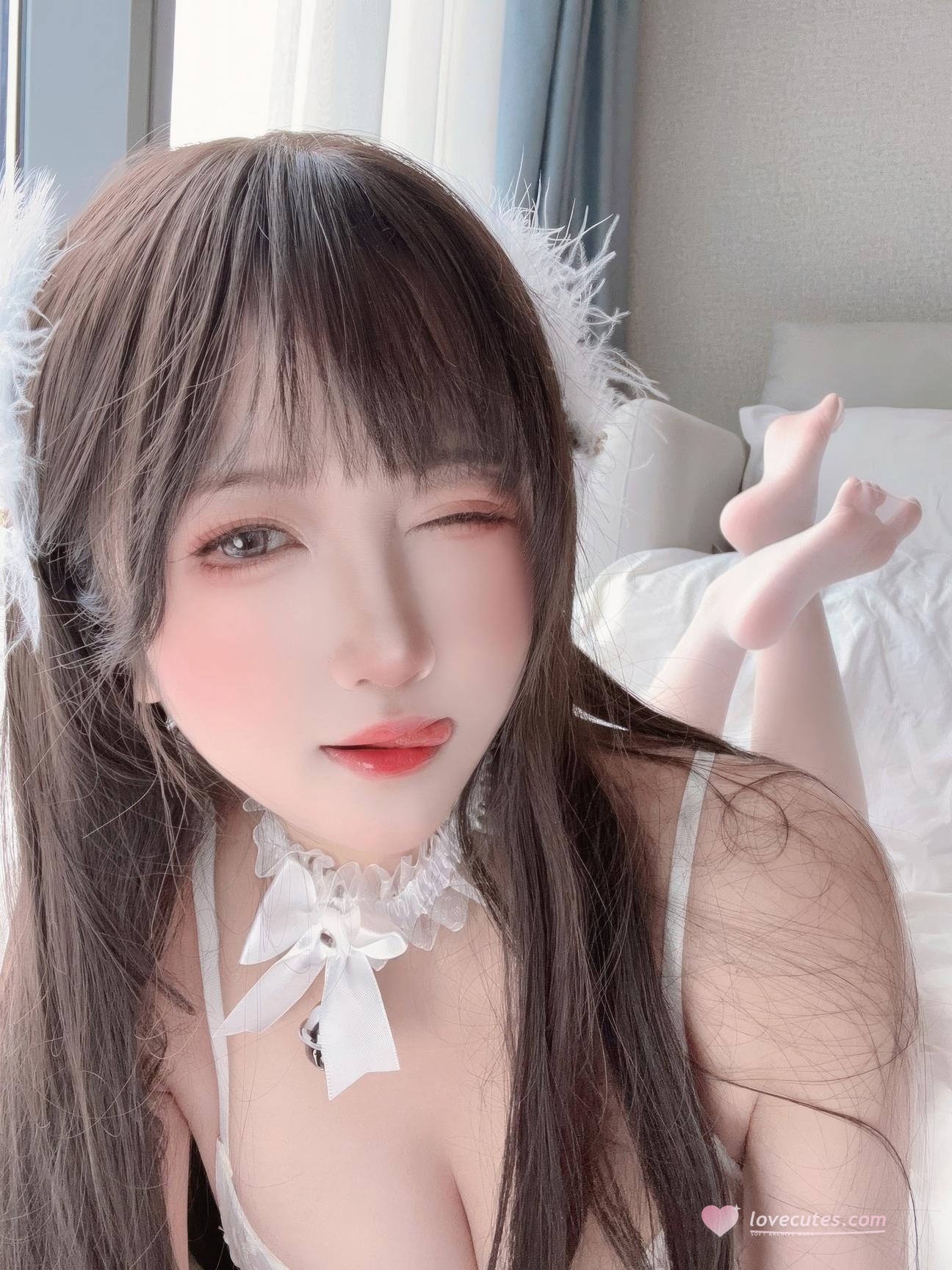 [私房] 三度_69 - 520特辑 純白花語：白いレース下着 美胸＆ヒップベッドショット 52P