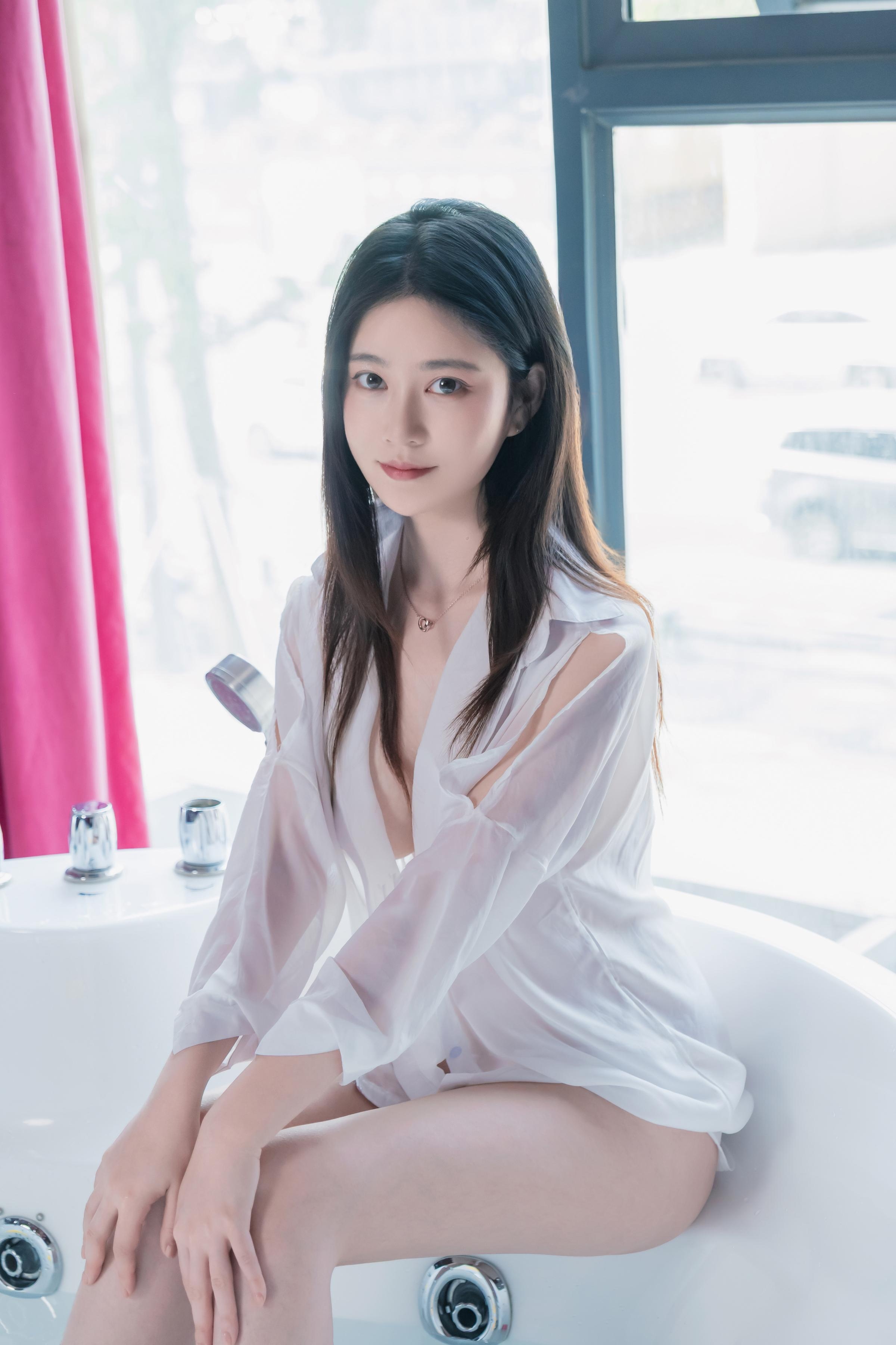 '[私房] Nnian Năm Năm - Tắm Nữ: Áo Ngực Ẩn Hiện Trong Bồn Tắm 81P'