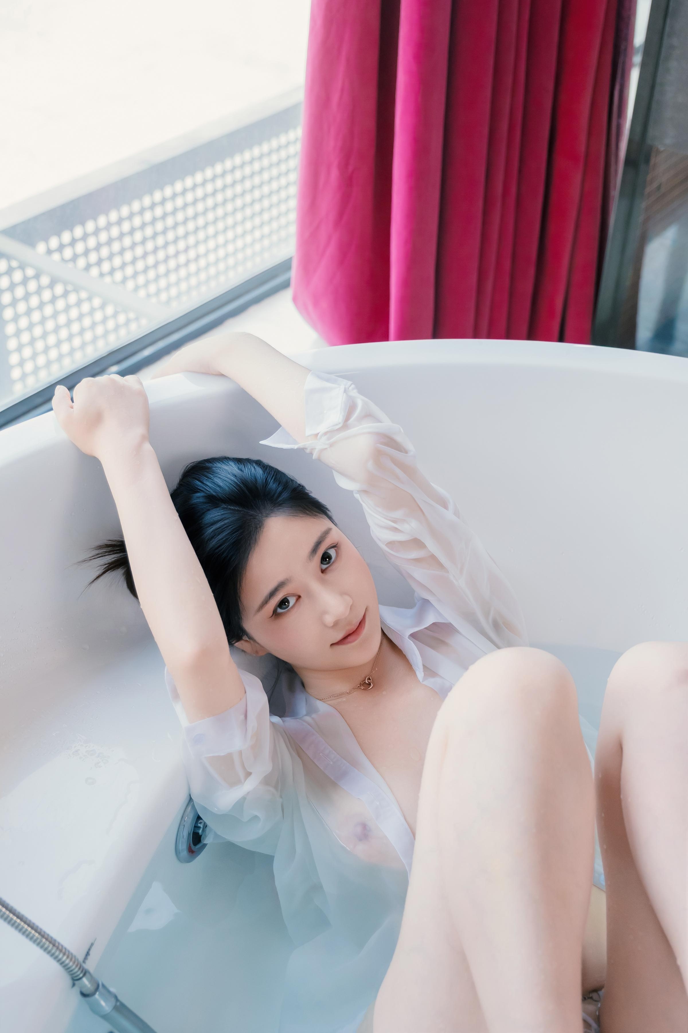 '[私房] Nnian Năm Năm - Tắm Nữ: Áo Ngực Ẩn Hiện Trong Bồn Tắm 81P'