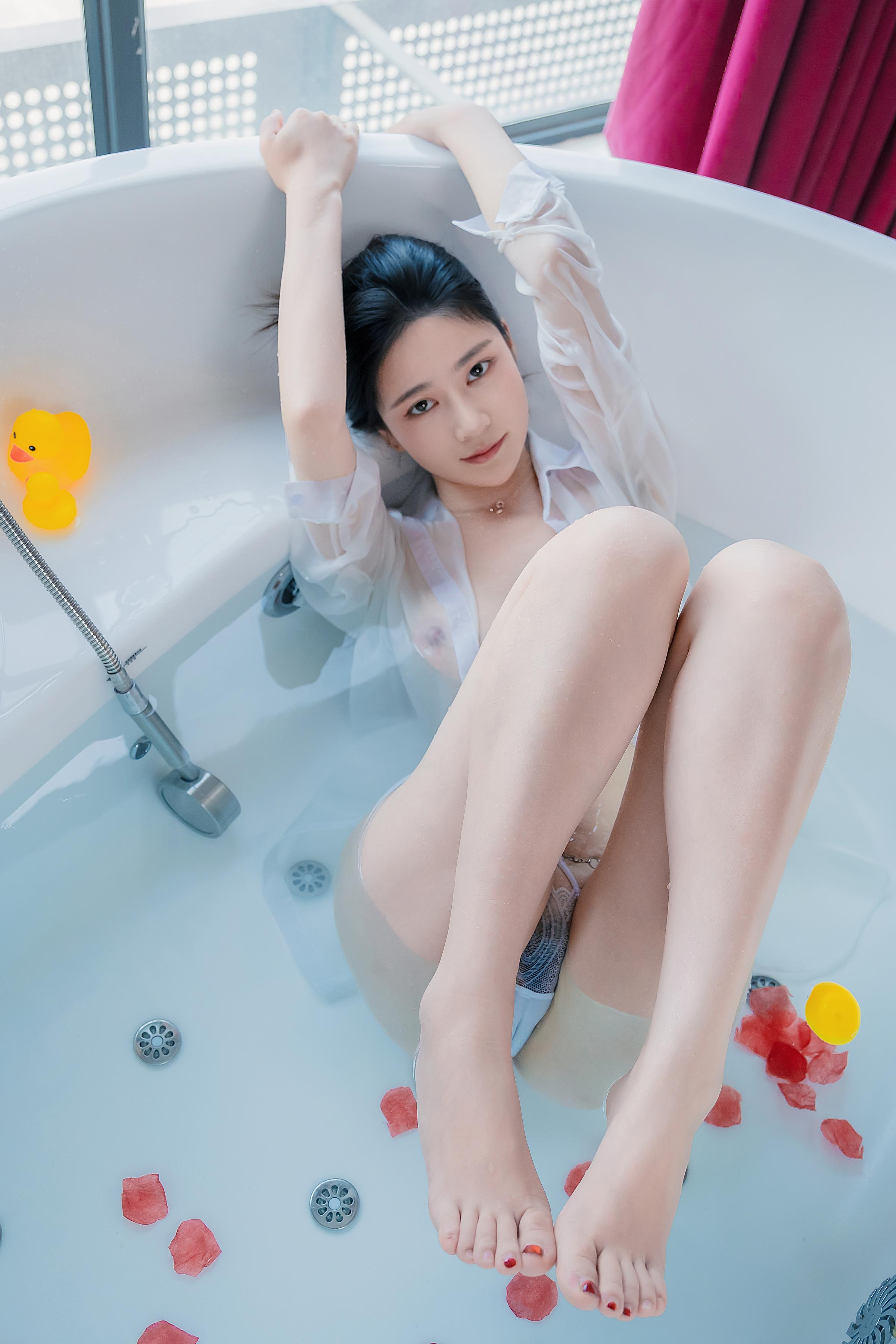 '[私房] Nnian Năm Năm - Tắm Nữ: Áo Ngực Ẩn Hiện Trong Bồn Tắm 81P'