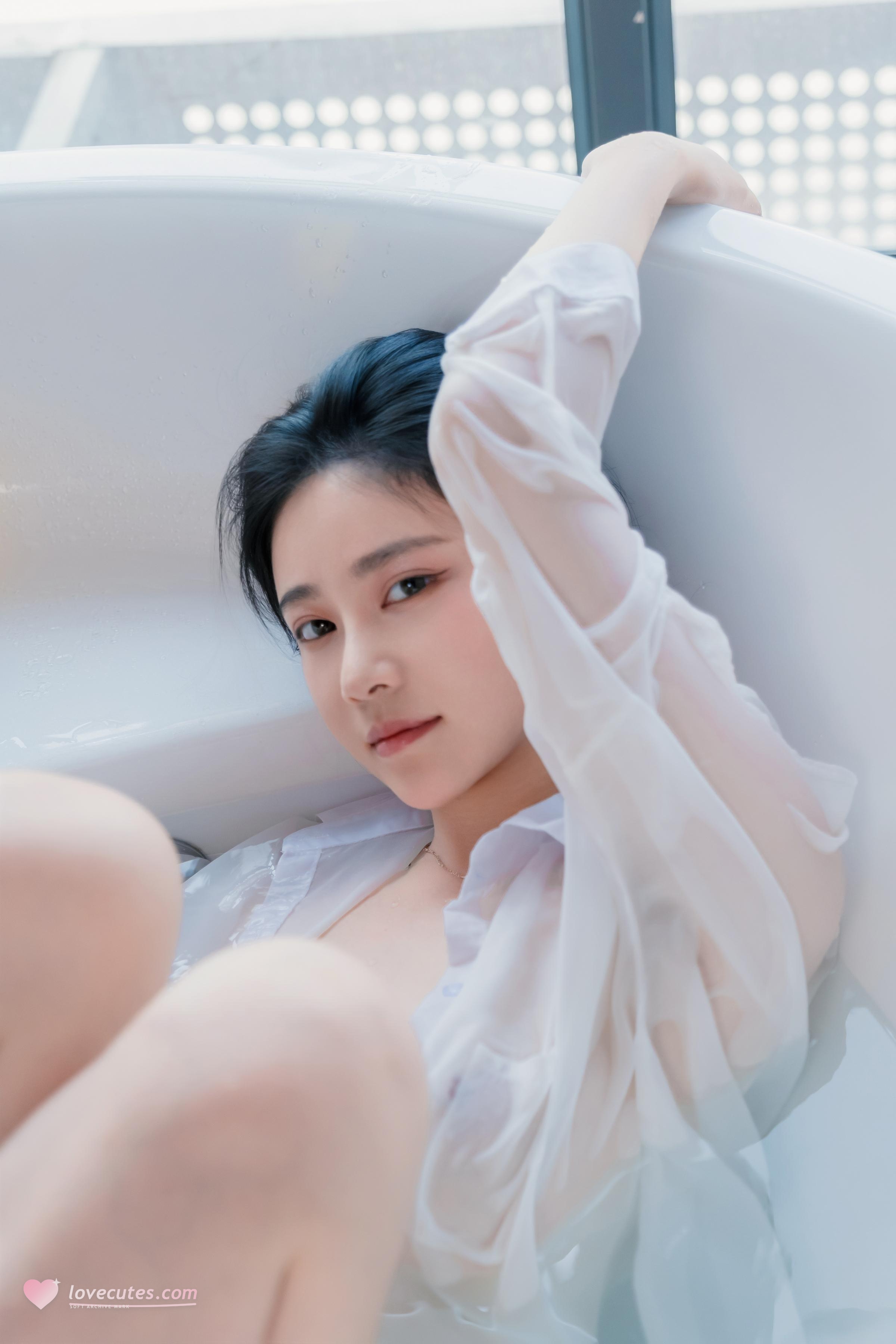 '[私房] Nnian Năm Năm - Tắm Nữ: Áo Ngực Ẩn Hiện Trong Bồn Tắm 81P'