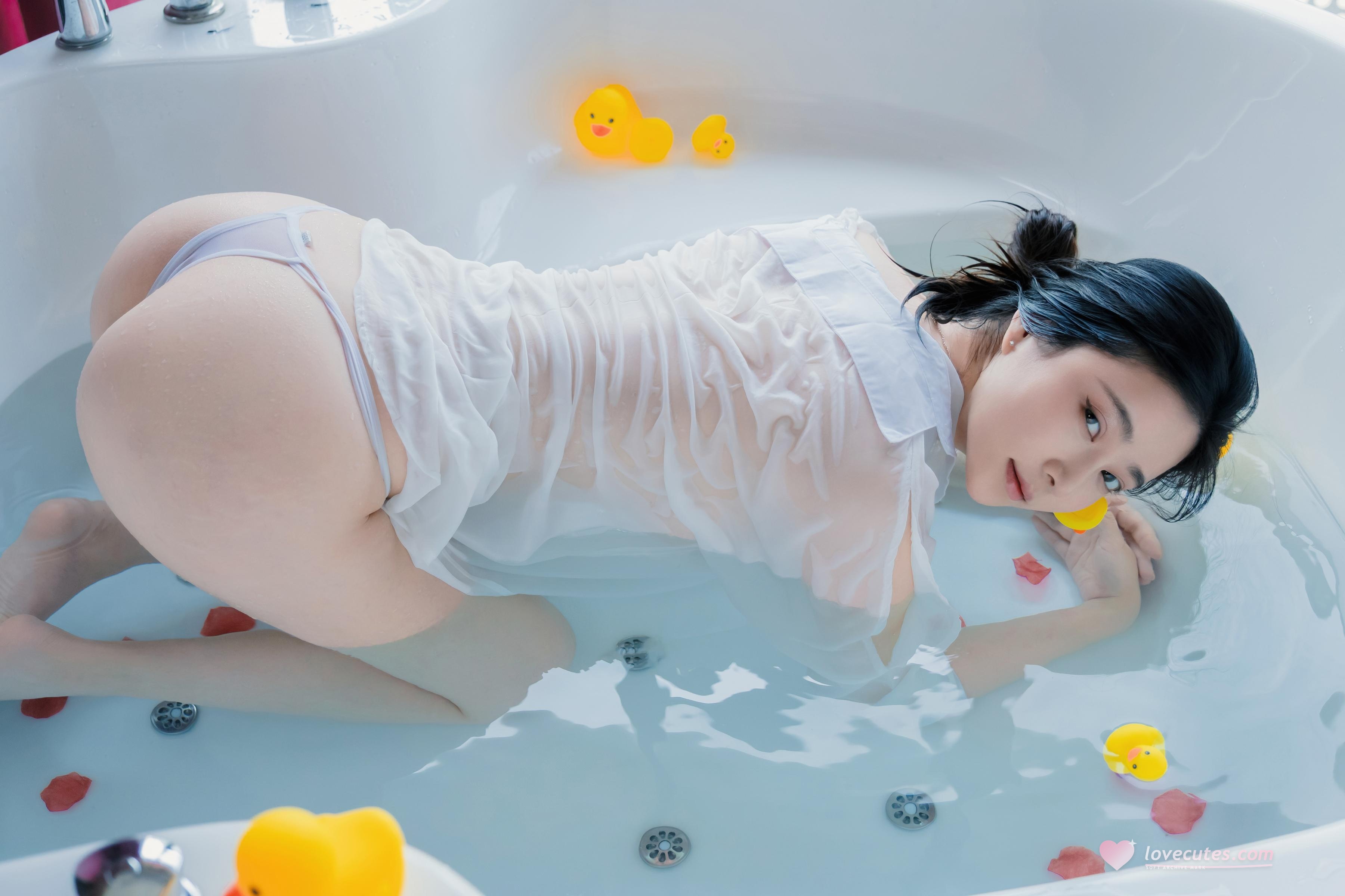 [私房] 年年Nnian - 浴女：浴槽で濡れた透視下着 美胸露点 81P