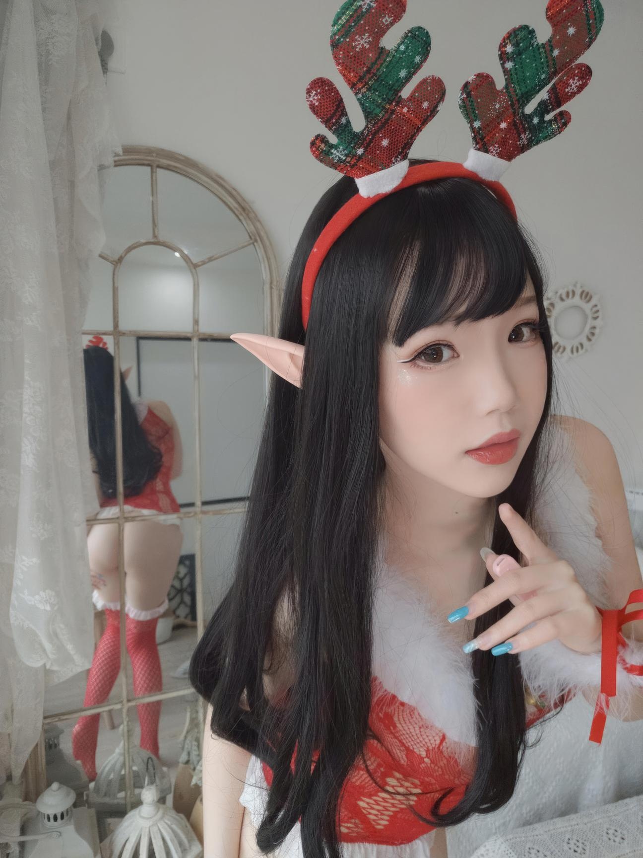 [私房] Tuyết Tình Astra - Ảnh Tự Sướng Giáng Sinh: Đồ Lót Ren Đỏ, Tất Lưới, Mông Cong, Chân Đẹp 140P