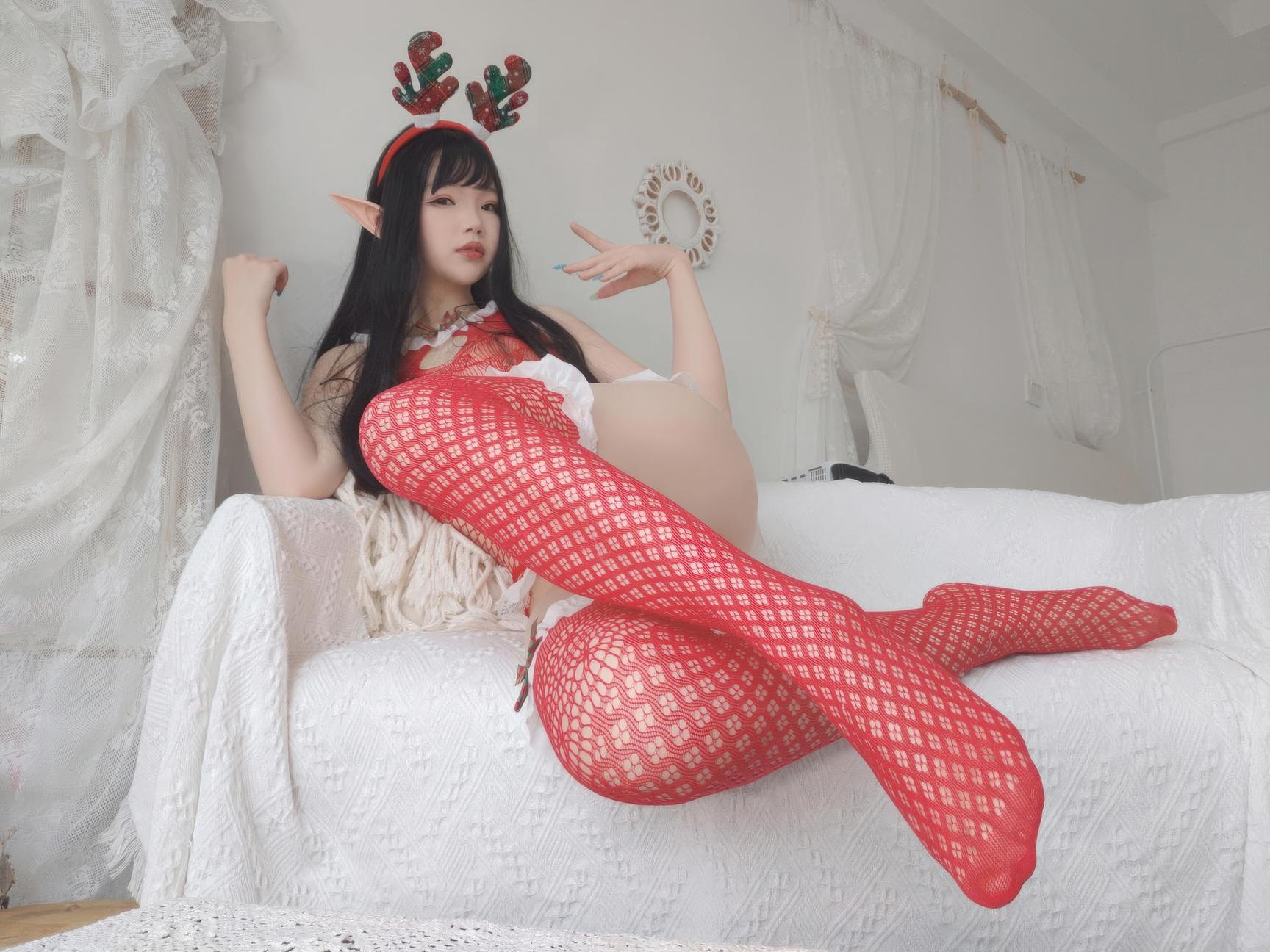 [Private] Snowy Astra - Christmas Selfies: Red Lace Lingerie, Fishnet Stockings, Curvy Legs 140P