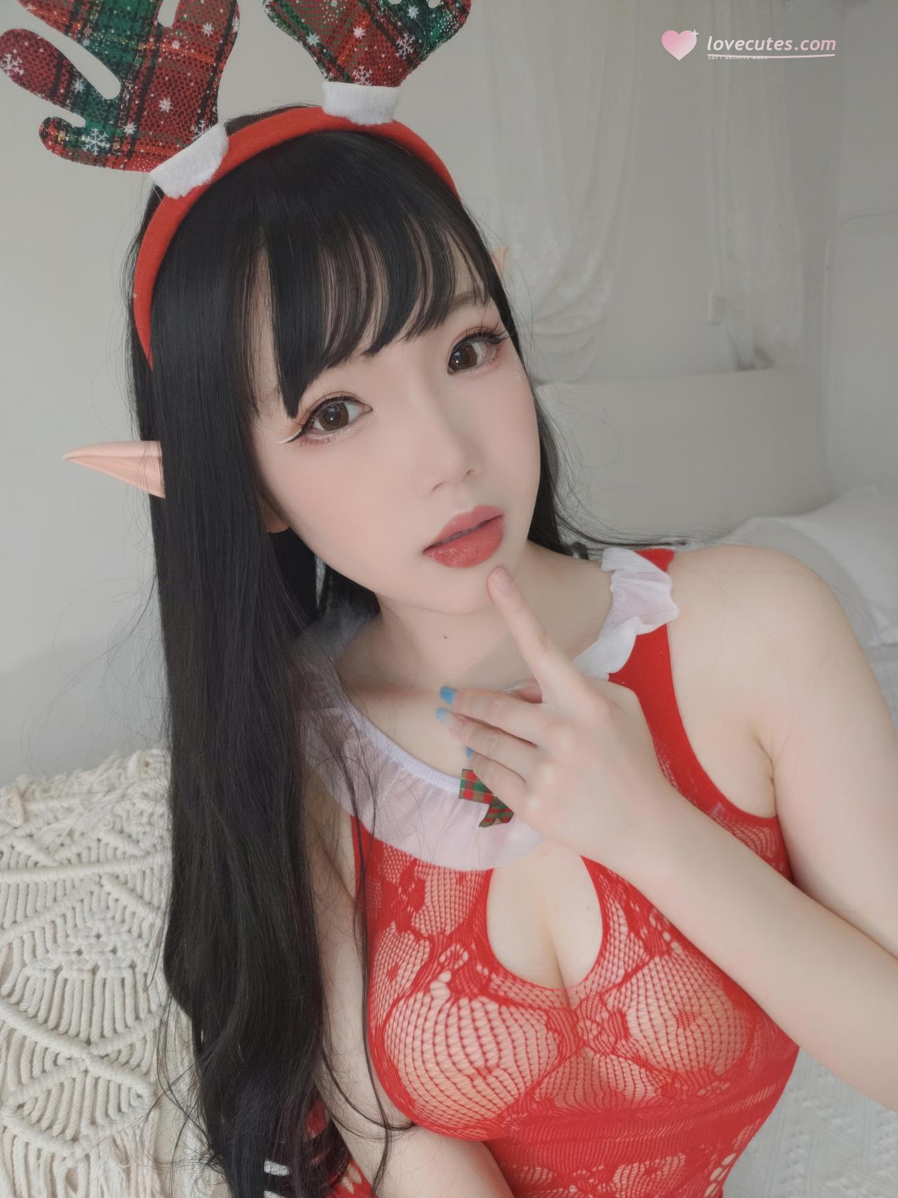 [Private] Snowy Astra - Christmas Selfies: Red Lace Lingerie, Fishnet Stockings, Curvy Legs 140P