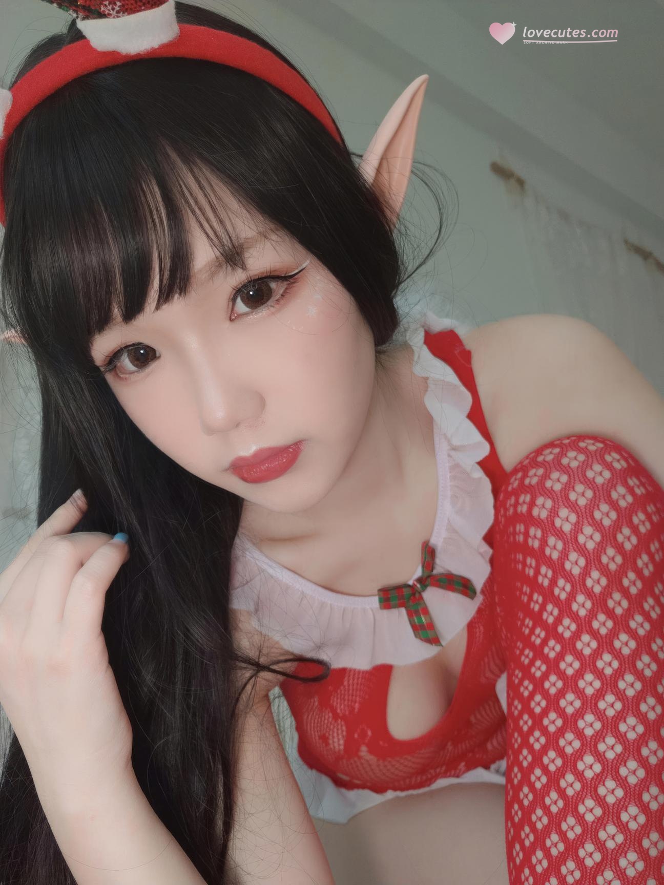 [Private] Snowy Astra - Christmas Selfies: Red Lace Lingerie, Fishnet Stockings, Curvy Legs 140P