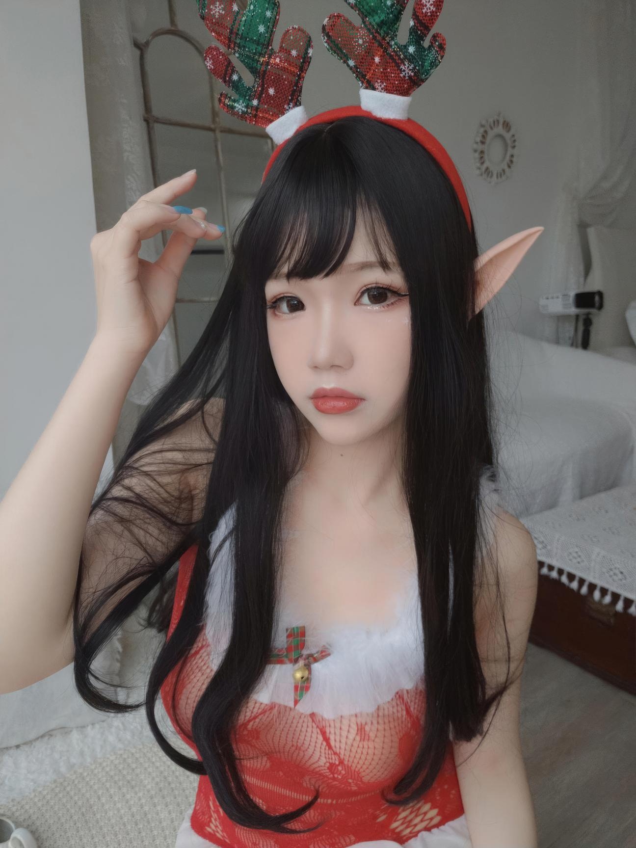 [Private] Snowy Astra - Christmas Selfies: Red Lace Lingerie, Fishnet Stockings, Curvy Legs 140P