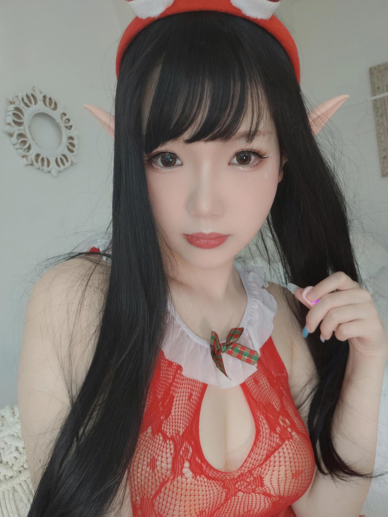 [Private] Snowy Astra - Christmas Selfies: Red Lace Lingerie, Fishnet Stockings, Curvy Legs 140P