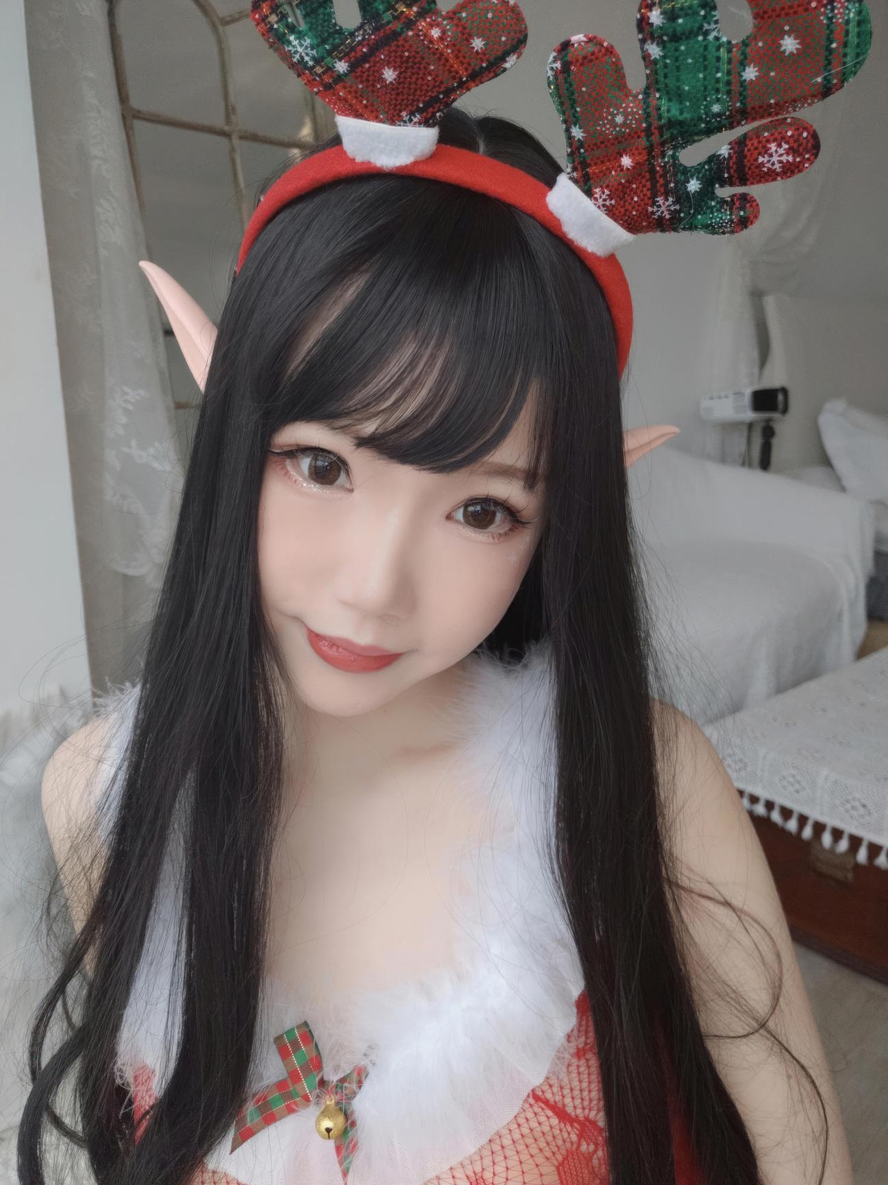 [Private] Snowy Astra - Christmas Selfies: Red Lace Lingerie, Fishnet Stockings, Curvy Legs 140P
